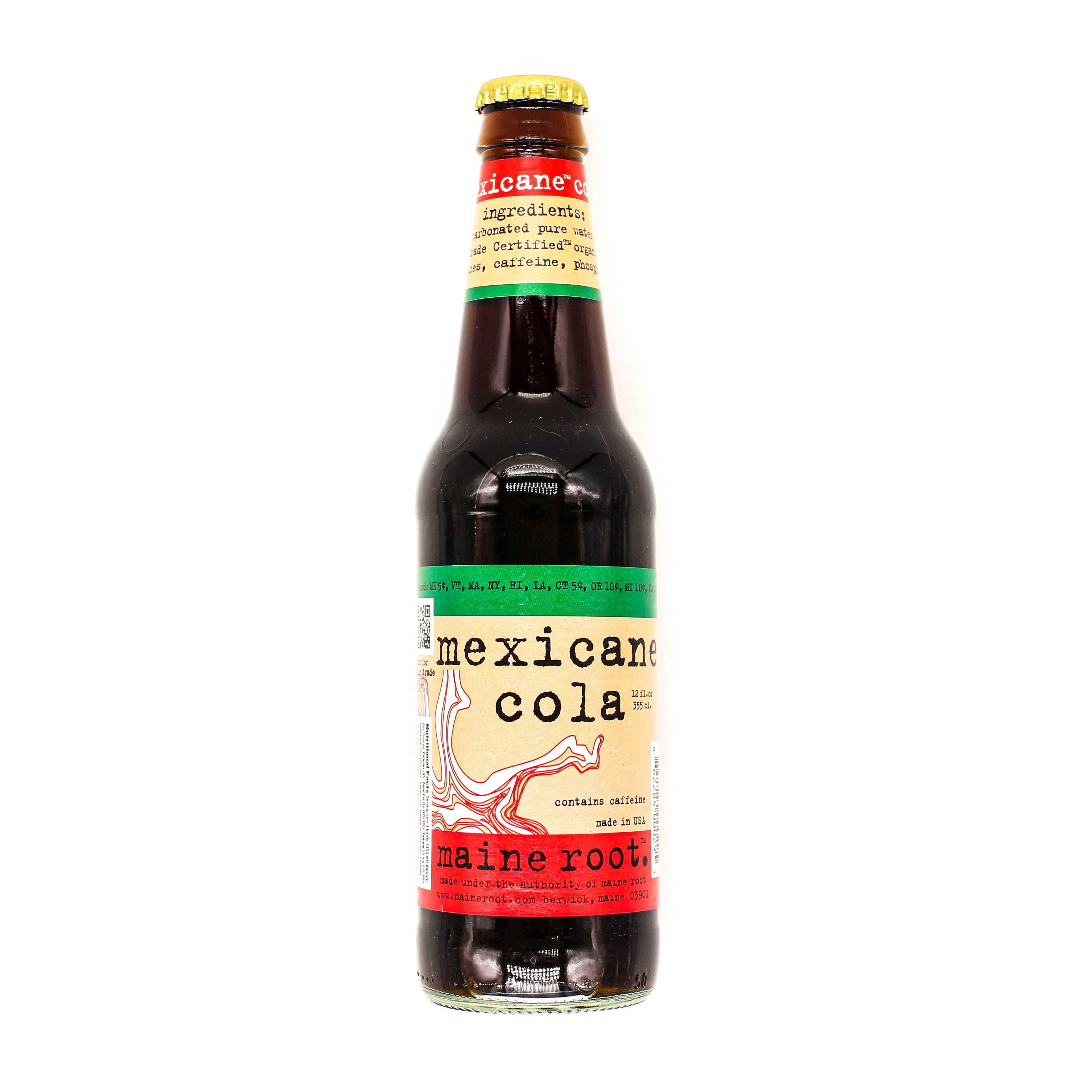 墨西哥可樂緬因根根飲料 壁紙 — 一個深色玻璃瓶的墨西哥可樂，帶有復古標籤，以紅、白、綠三色點綴，孤立地立在純白背景前。