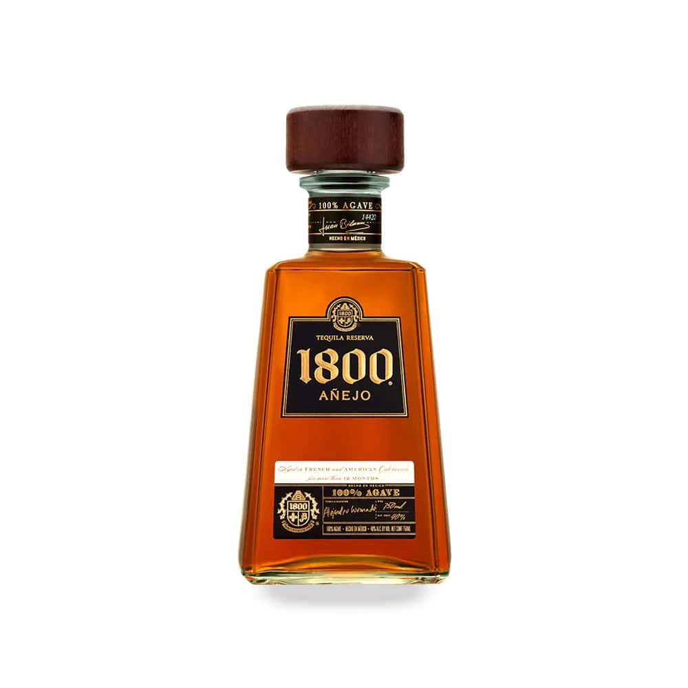 墨西哥品牌 1800 蒂克利亞陳年珍藏瓶 壁紙 — 一個透明樽裝1800 Añejo龍舌蘭酒，帶有琥珀色液體和深色木蓋，背景為白色。