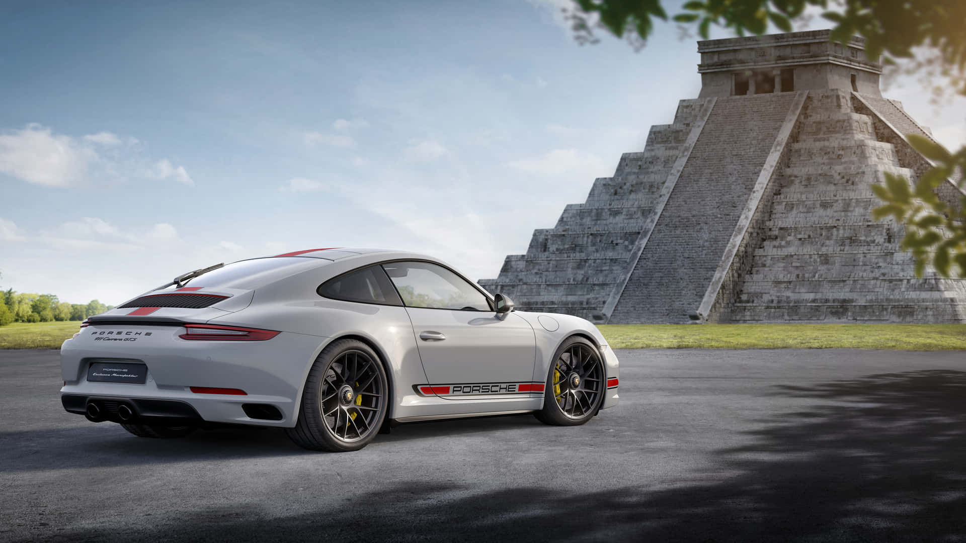 墨西哥奇琴伊察前停泊的保時捷911 Carrera GTS 壁紙 — 一架型格銀色保時捷911 GT3 RS停泊在瀝青路上，背後有馬雅金字塔在晴朗藍天下聳立。