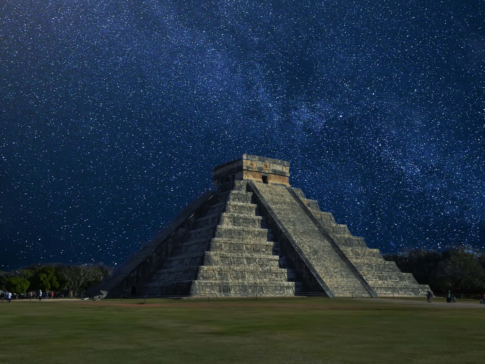 墨西哥奇琴伊察星夜 壁紙 — 古老石金字塔在滿佈銀河的星空夜空下巍然矗立。
