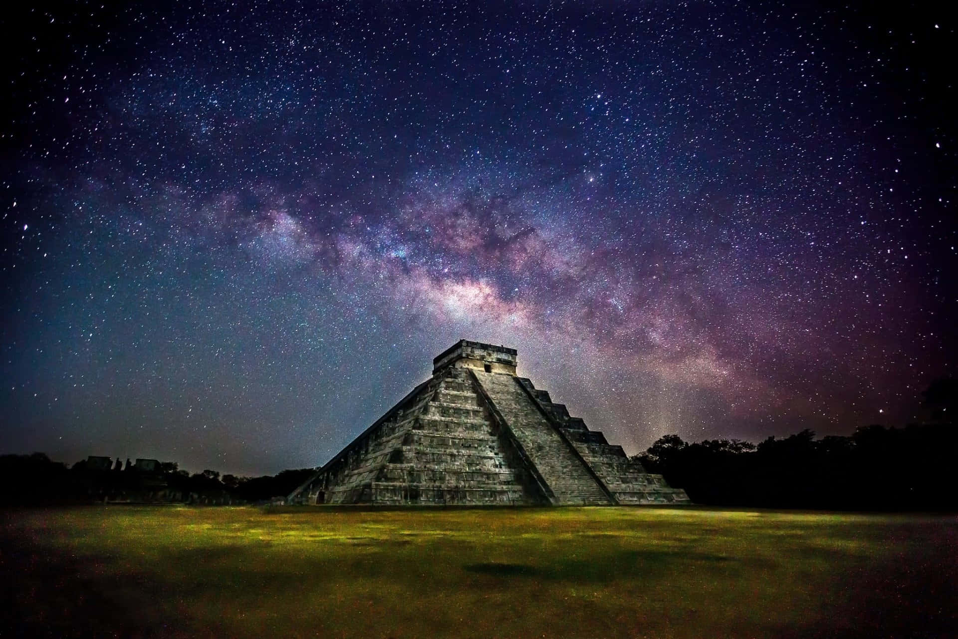 墨西哥奇琴伊察鷹堡星夜天空 壁紙 — 古老石金字塔在燦爛星空下呈現剪影，銀河在上方閃耀。