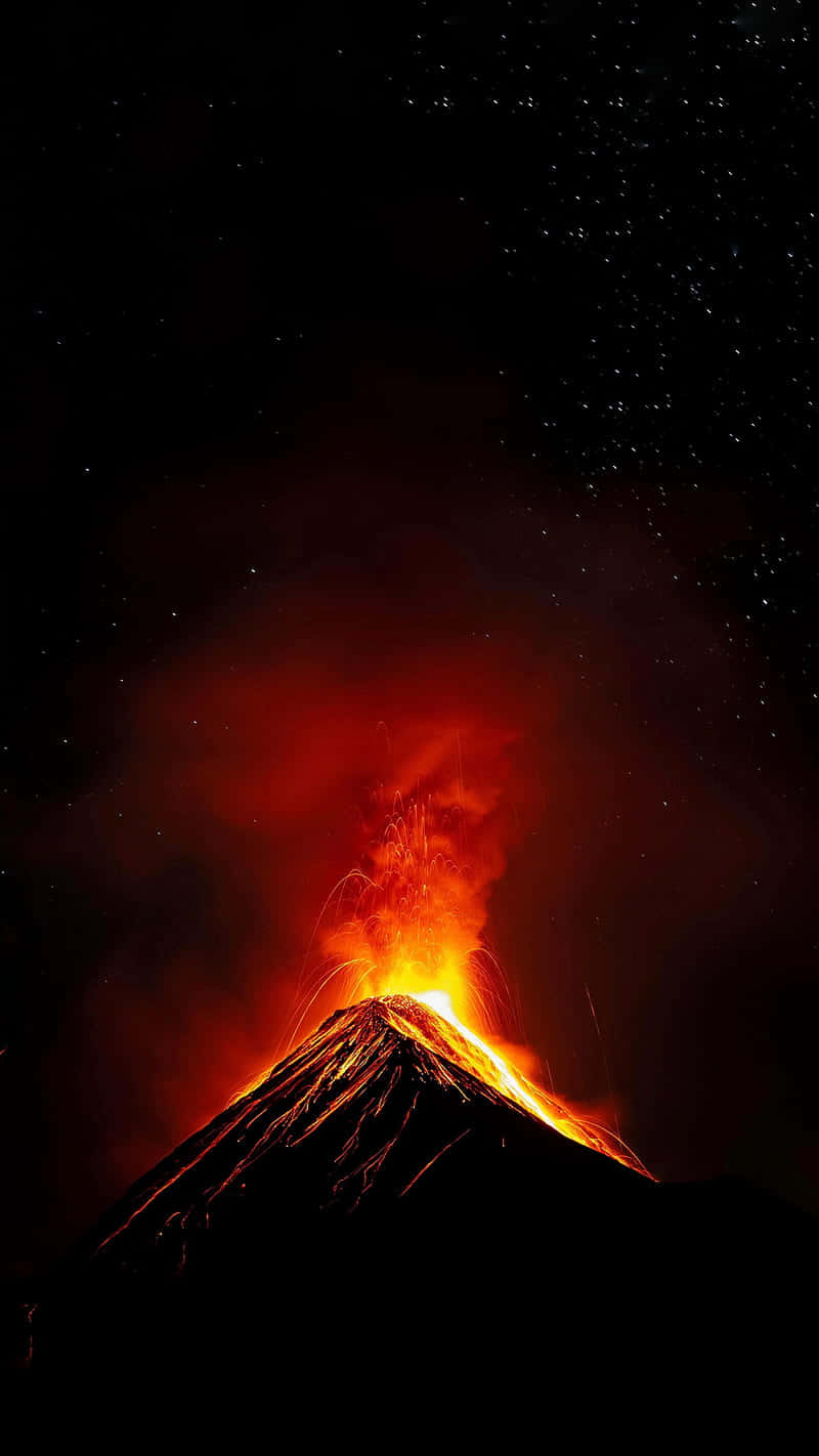 火山在星空夜晚下噴發熔岩和火花。