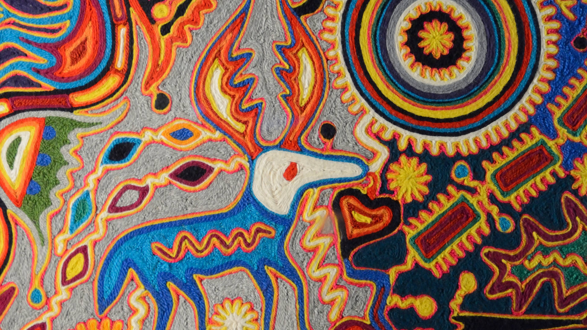 帶有風格化生物和幾何圖案的抽象彩色藝術作品