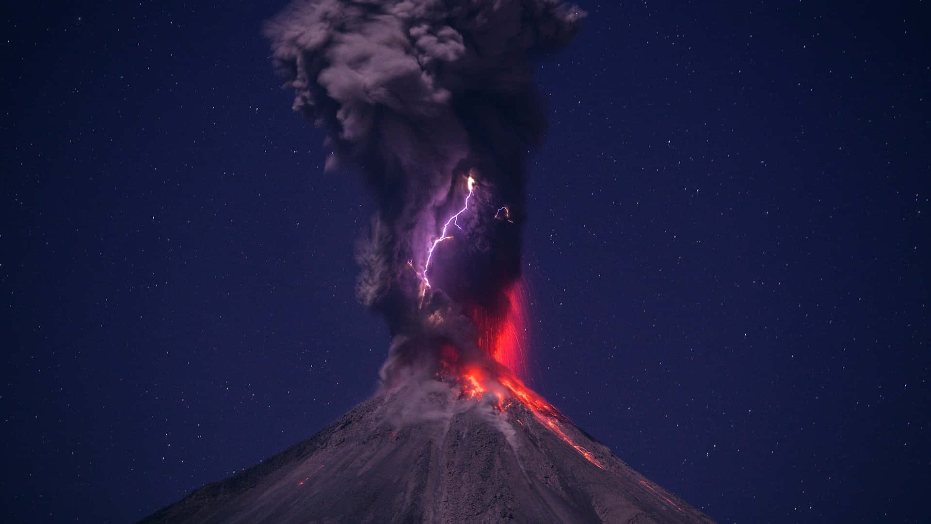 夜晚火山爆發，熔岩與閃電交織在星空下。