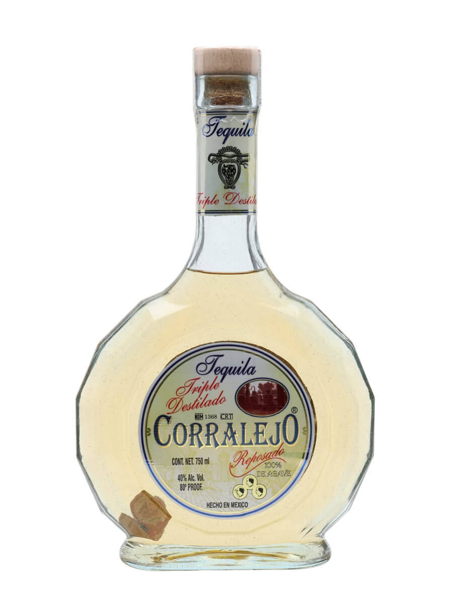 一瓶Corralejo Reposado龍舌蘭酒，帶有琥珀色液體和軟木塞。