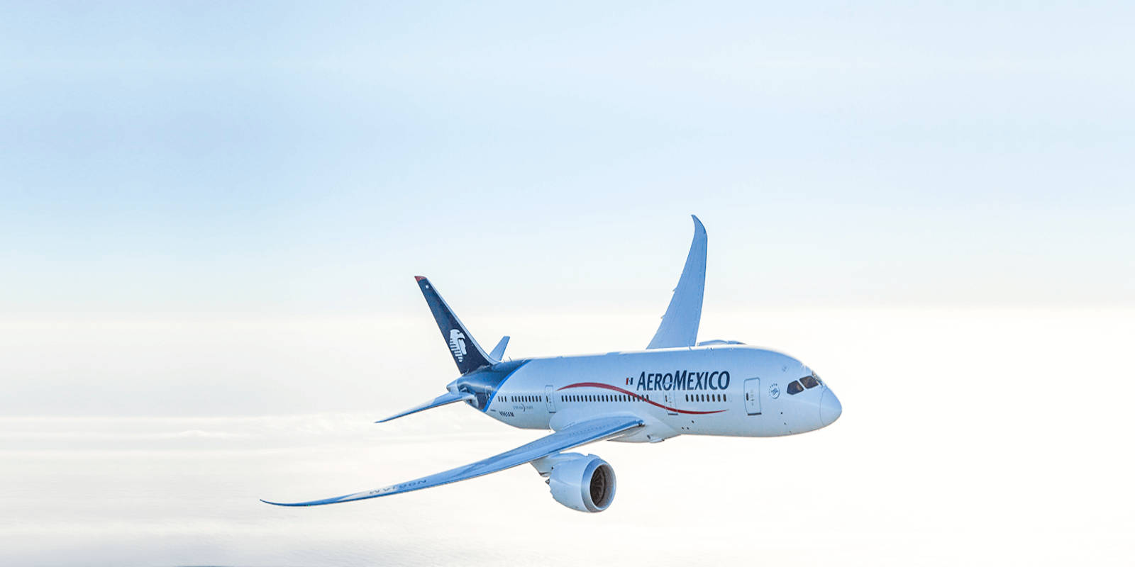 Aeromexico 飛機在清澈的藍天中飛越雲層。
