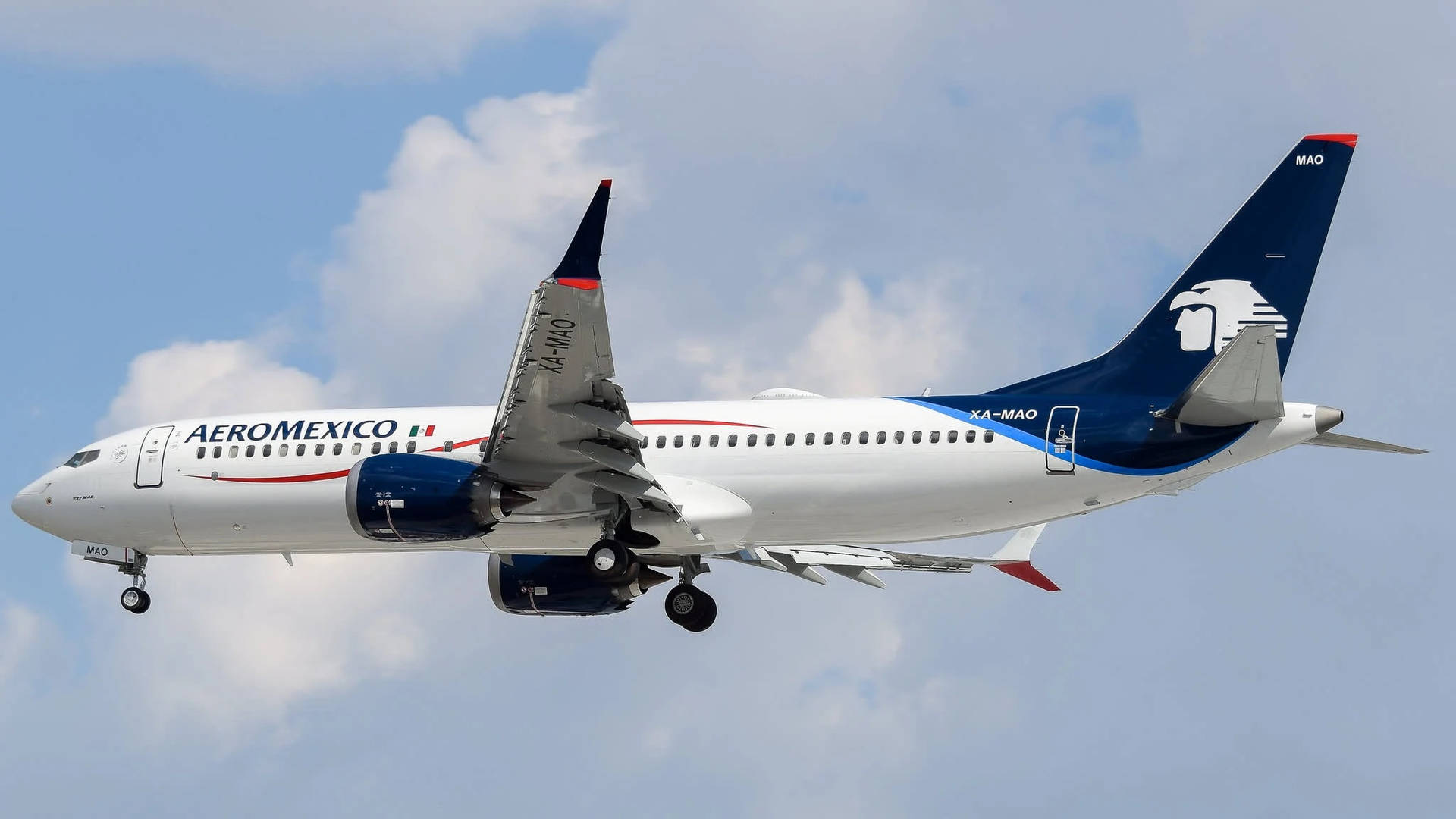 墨西哥航空飛機在起落架放下的情況下，在藍天白雲中飛行。