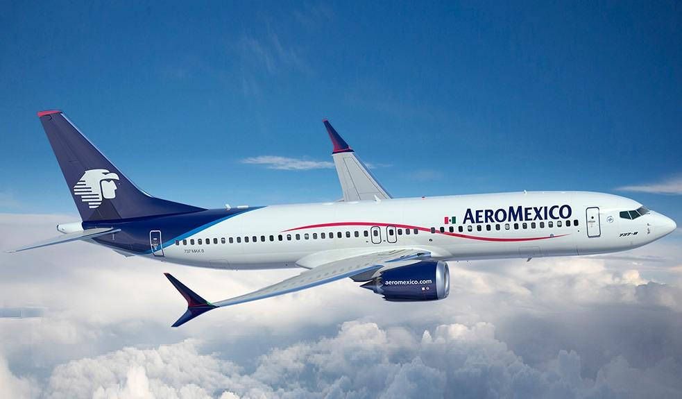 Aeromexico 飛機在晴朗藍天的雲層上方飛行