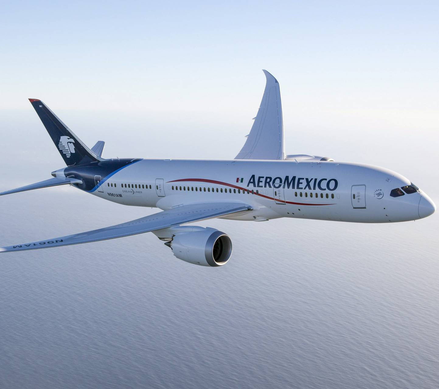 墨西哥航空飛機在白天飛越海洋