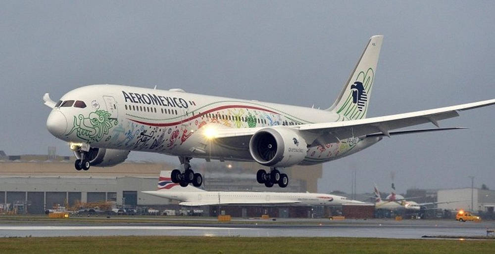 墨西哥航空飛機從機場跑道起飛，帶有彩色藝術品。