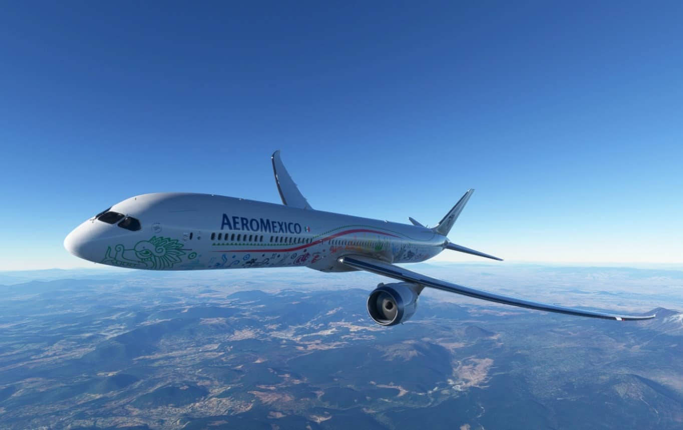墨西哥航空飛機在晴朗藍天下飛越山脈