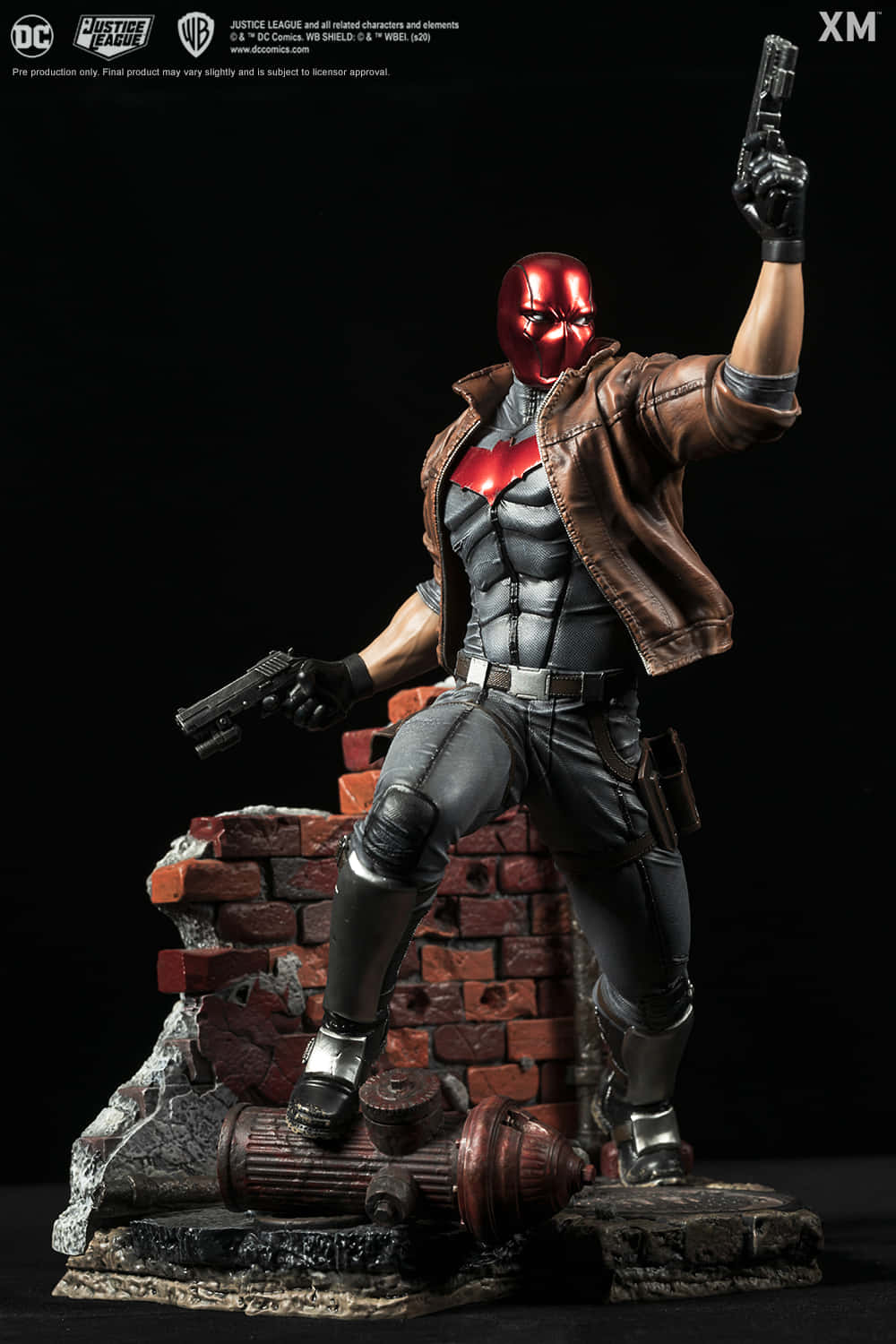 Red Hood 雕像在磚瓦礫上手持兩把手槍。