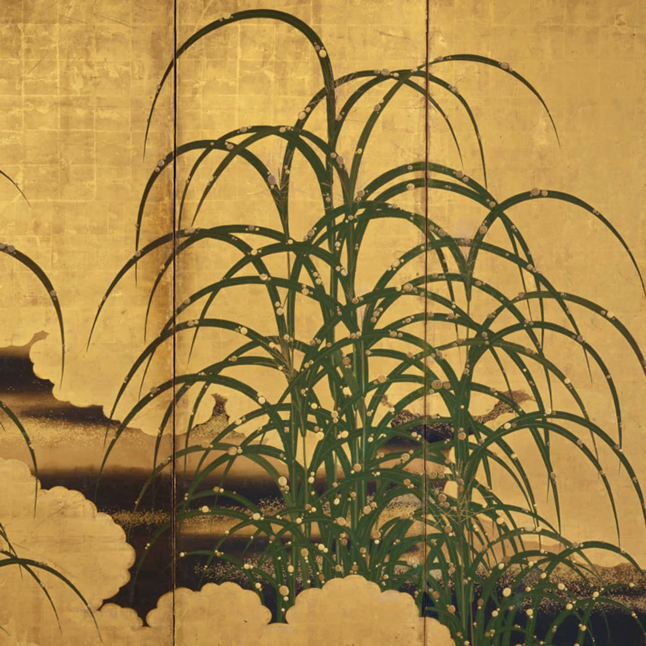 壁畫中的蒲草背景 壁紙 — 優雅的日本屏風畫，描繪深綠色蘆葦上的露珠，背景為紋理金箔。