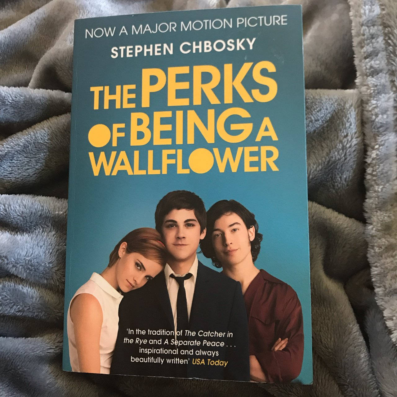 《壁花少年》小說封面 壁紙 — 《The Perks of Being a Wallflower》的書封面放在柔軟的灰色紋理毛毯上。