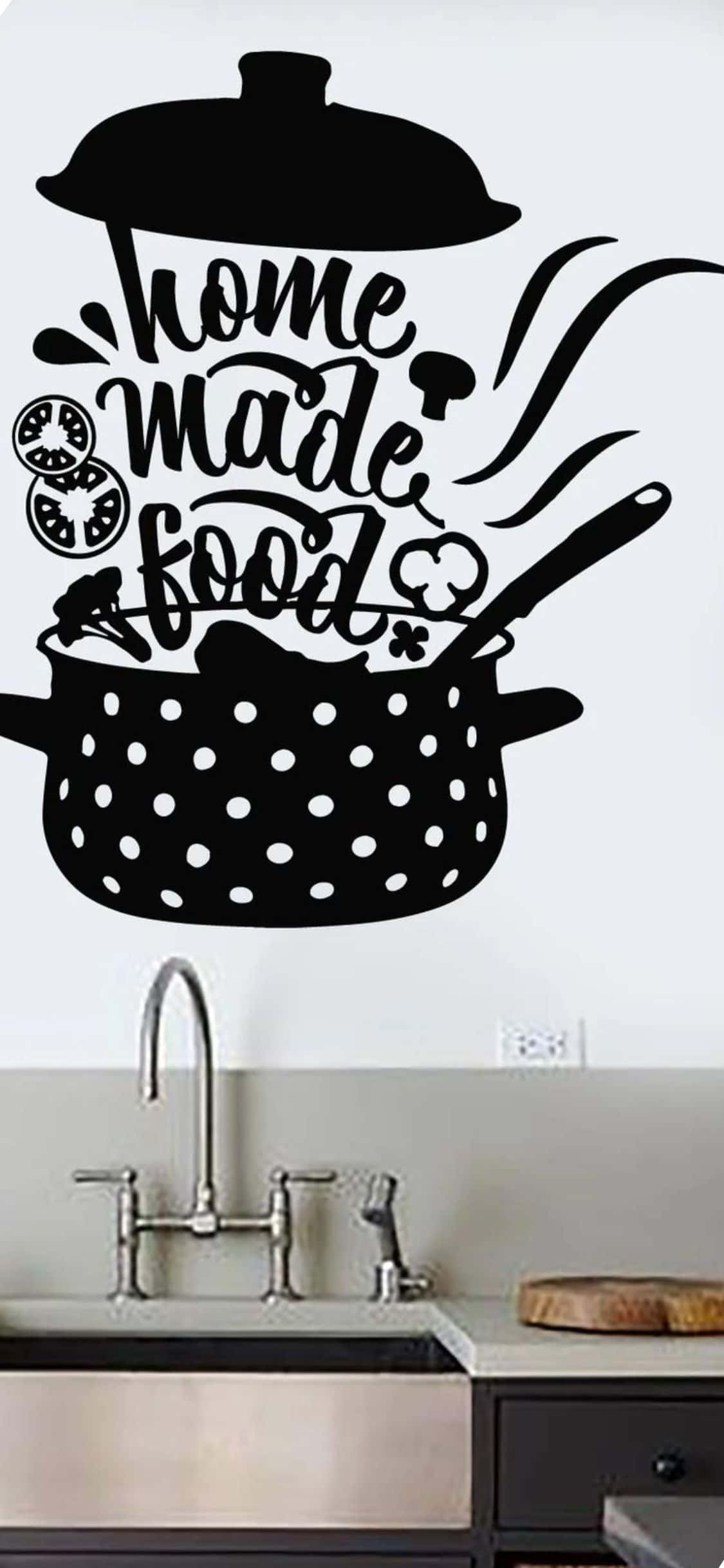 壁貼 iPhone X 廚房背景 壁紙 — 黑色剪影牆貼，上面有「home made food」文字和烹飪用具，位於廚房水槽上方。