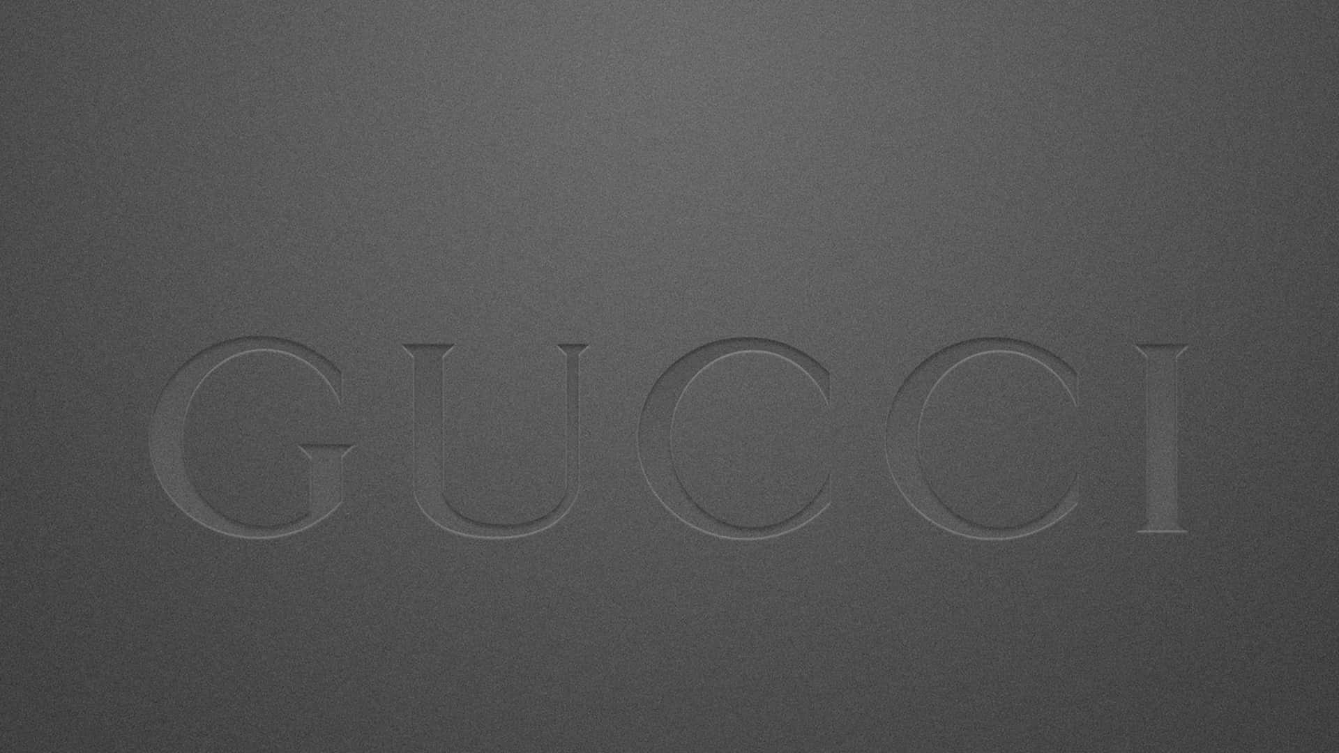 Gucci 標誌壓印在深灰色紋理背景上