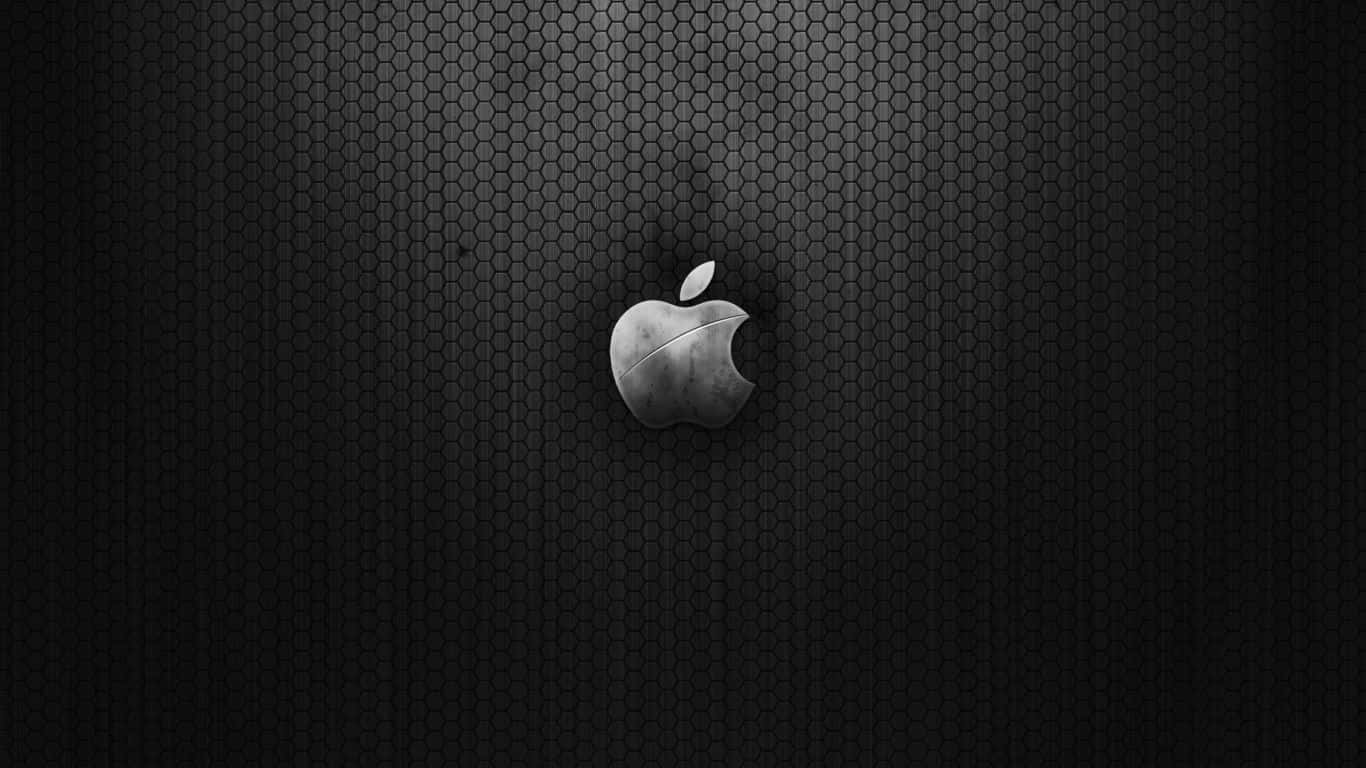 壓紋背景上的經典紅蘋果 壁紙 — 一個金屬質感的Apple標誌，置中於深色六角網格背景上，帶有柔和燈光。