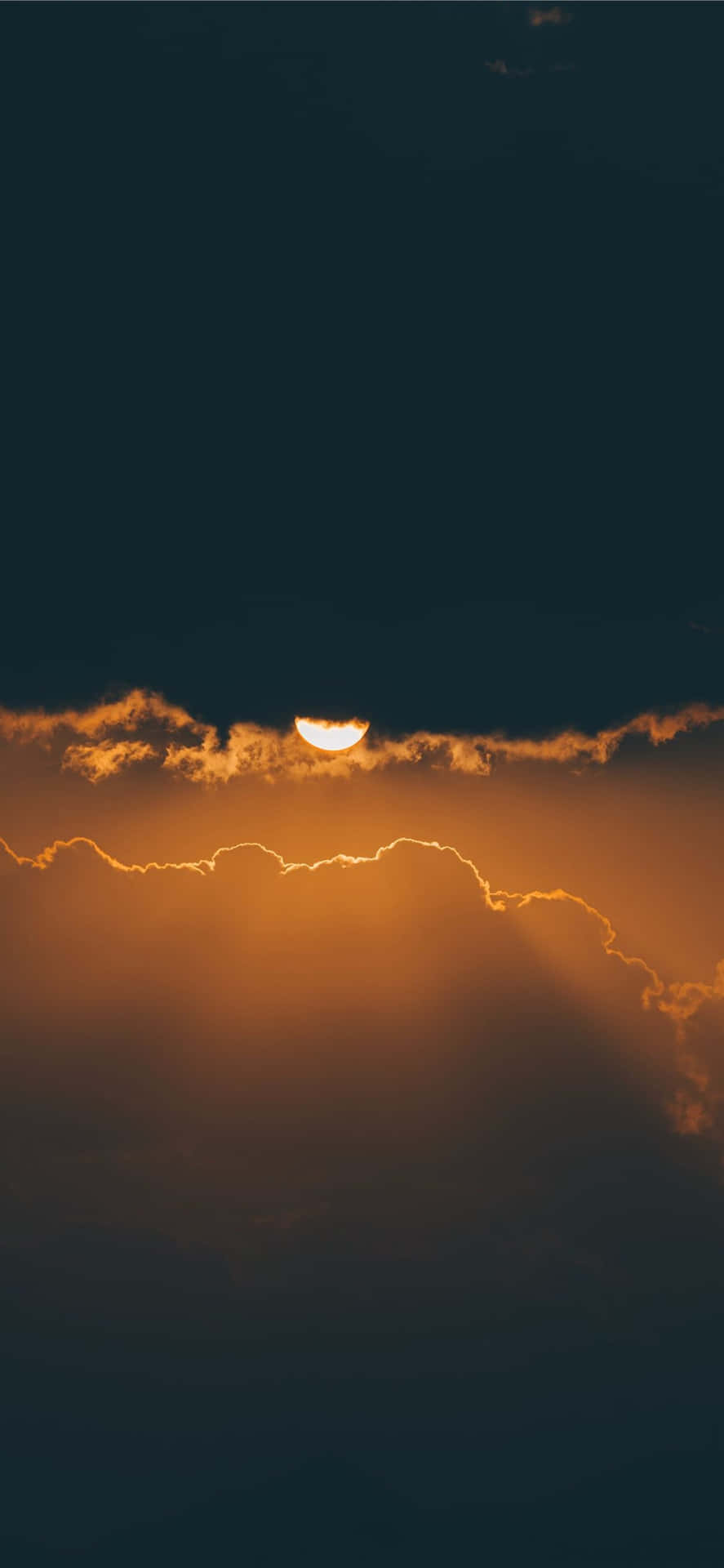 金色雲朵和黑暗天空的日落