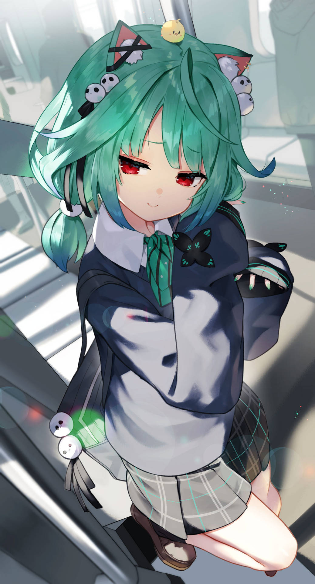 擁有青色頭髮和貓耳的動漫女孩坐在火車上，穿著校服。