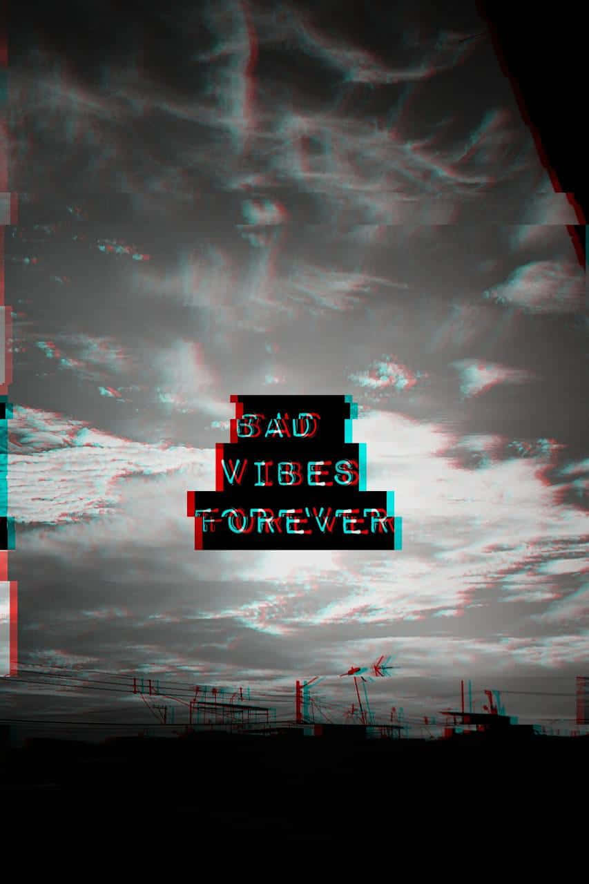 故障效果文字，在黑暗的城市天際線上寫著 bad vibes forever。