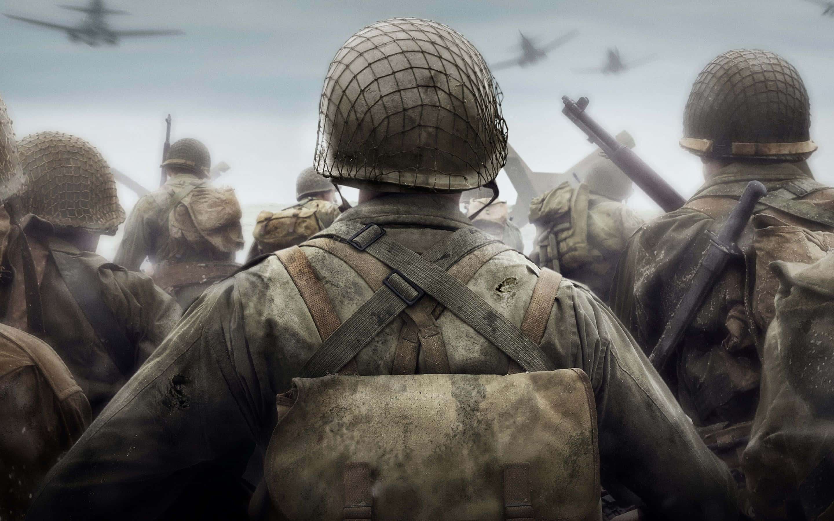 Call Of Duty Soldiers 桌布 壁紙 — 士兵們戴著泥濘的頭盔和裝備列隊，戰鬥機在頭頂飛過，呈現戰爭場景。