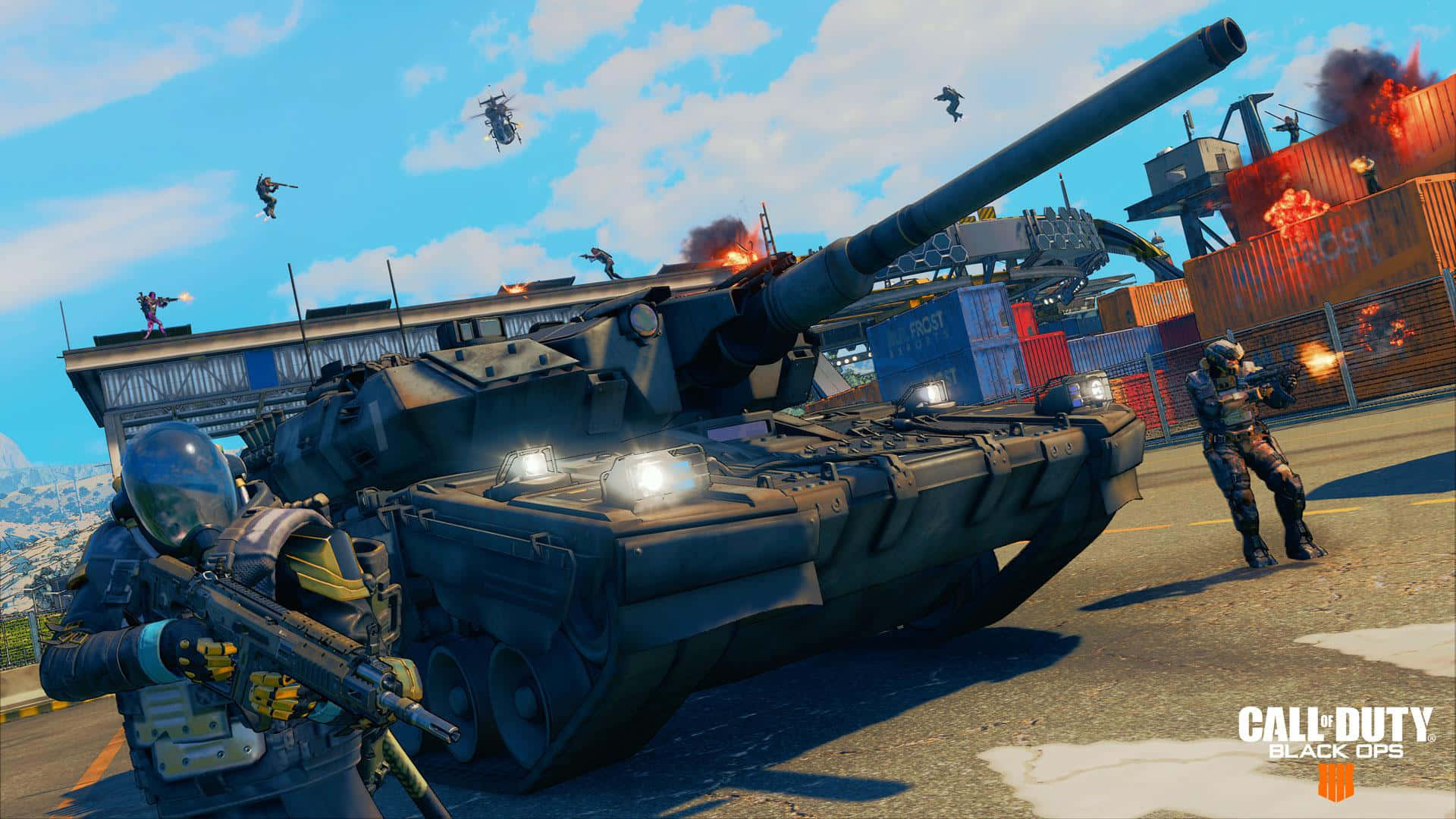 Call Of Duty Vehicles 桌布 壁紙 — 士兵和坦克在燃燒的貨運集裝箱中戰鬥，頭頂上是明亮的藍天，直升機在上空飛翔。
