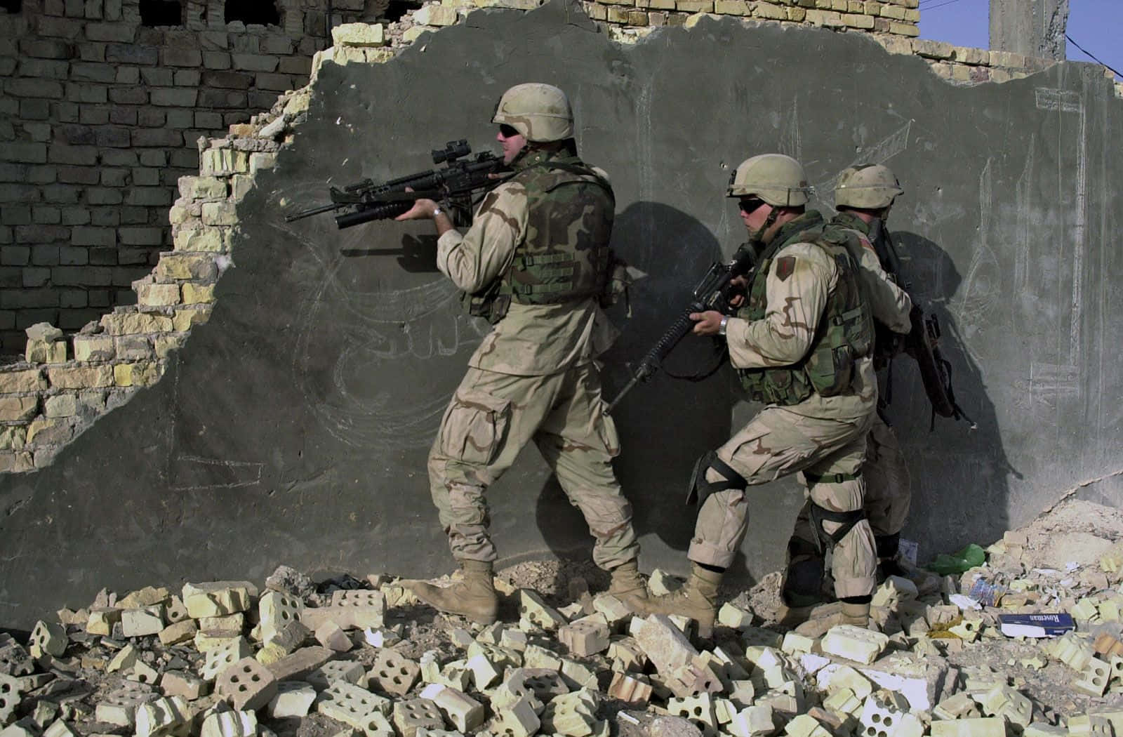士兵持步槍站在建築物前 壁紙