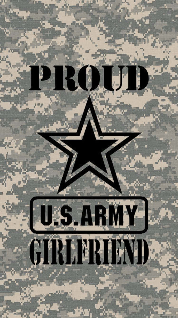 迷彩背景上帶有星星的 proud u.s. army girlfriend 文字。