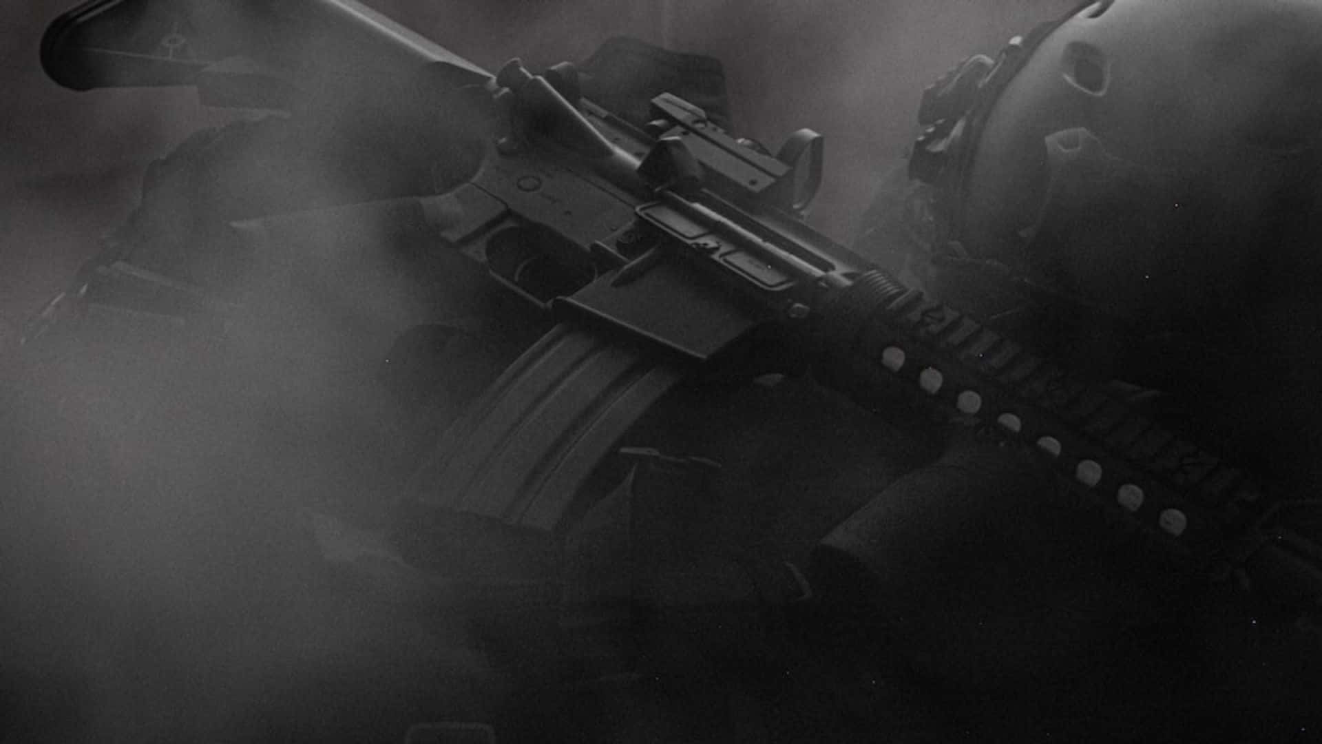Call Of Duty Weapons 桌布 壁紙 — 士兵的頭盔和步槍從濃煙中浮現，呈現單色戰場場景。