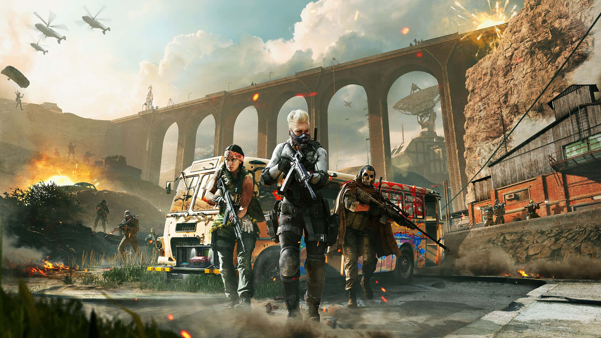 士兵隊伍行經建築前 壁紙 — 三名武裝士兵在明亮的天空下，穿過戰火摧殘的城市街道，前方有燃燒的車輛，頭頂有直升機。