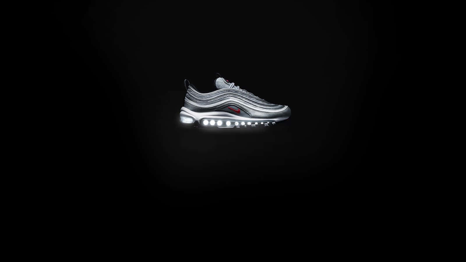 銀色 Nike Air Max 97 運動鞋在黑色背景下發光的鞋底