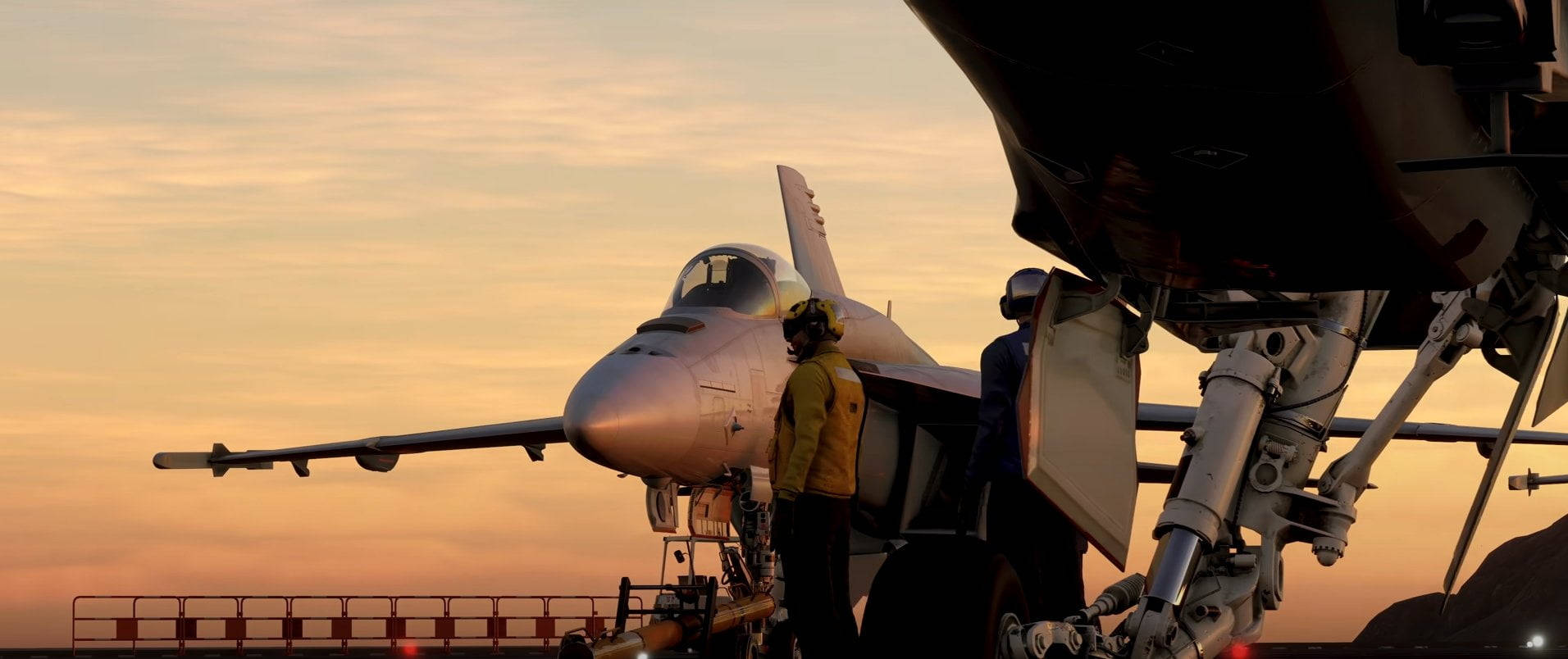 日落時分，航空母艦甲板上的戰鬥機及正在工作的機組人員。