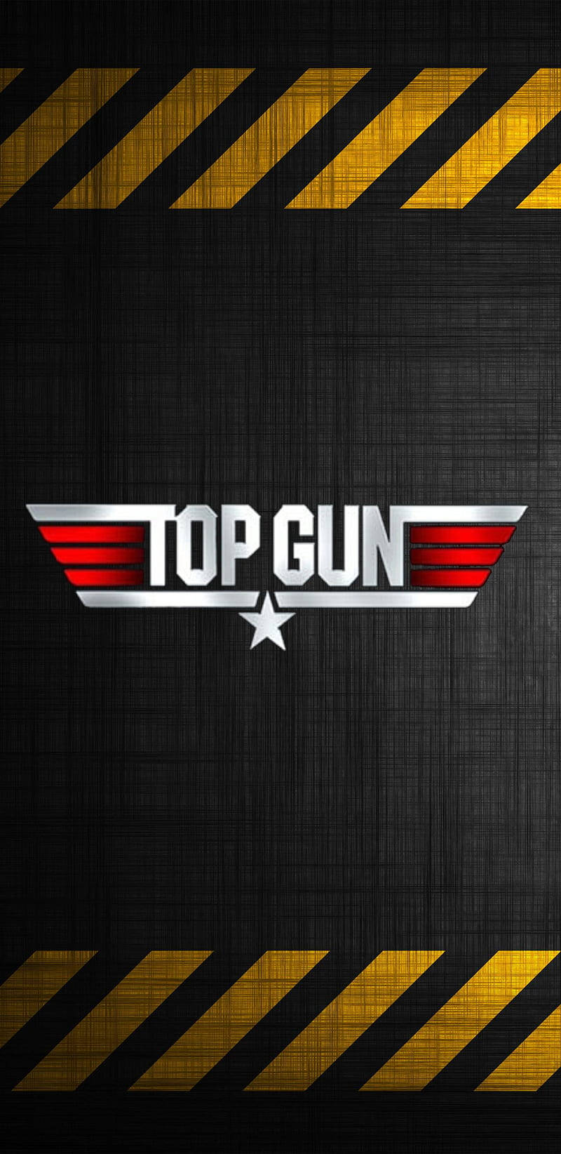 Top Gun 標誌帶有紅色翅膀和星星，位於帶有黃色危險條紋的黑色紋理背景上。