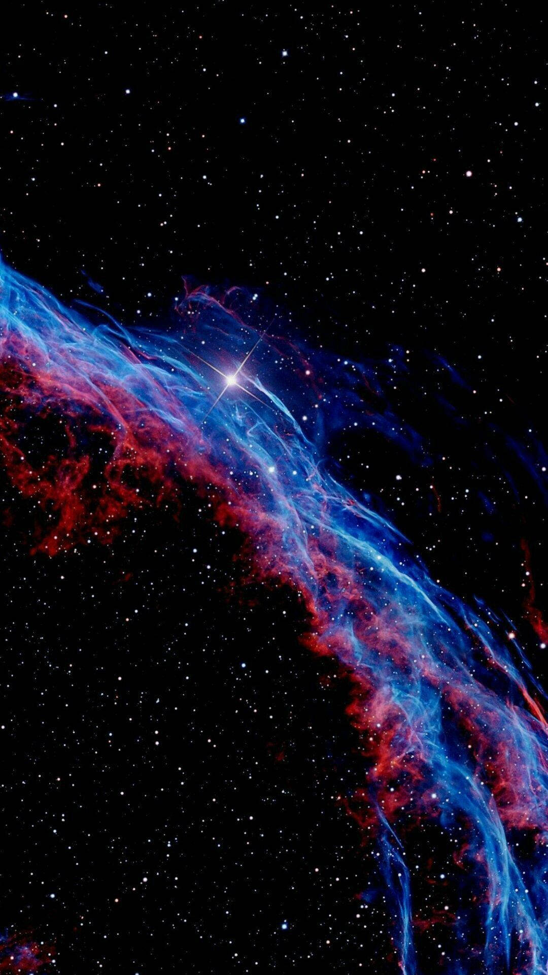 壯觀星雲雲圖手機壁紙 壁紙 — 一個充滿活力的宇宙星雲，在佈滿星辰的黑色虛空中，以電光藍和火紅色旋轉。