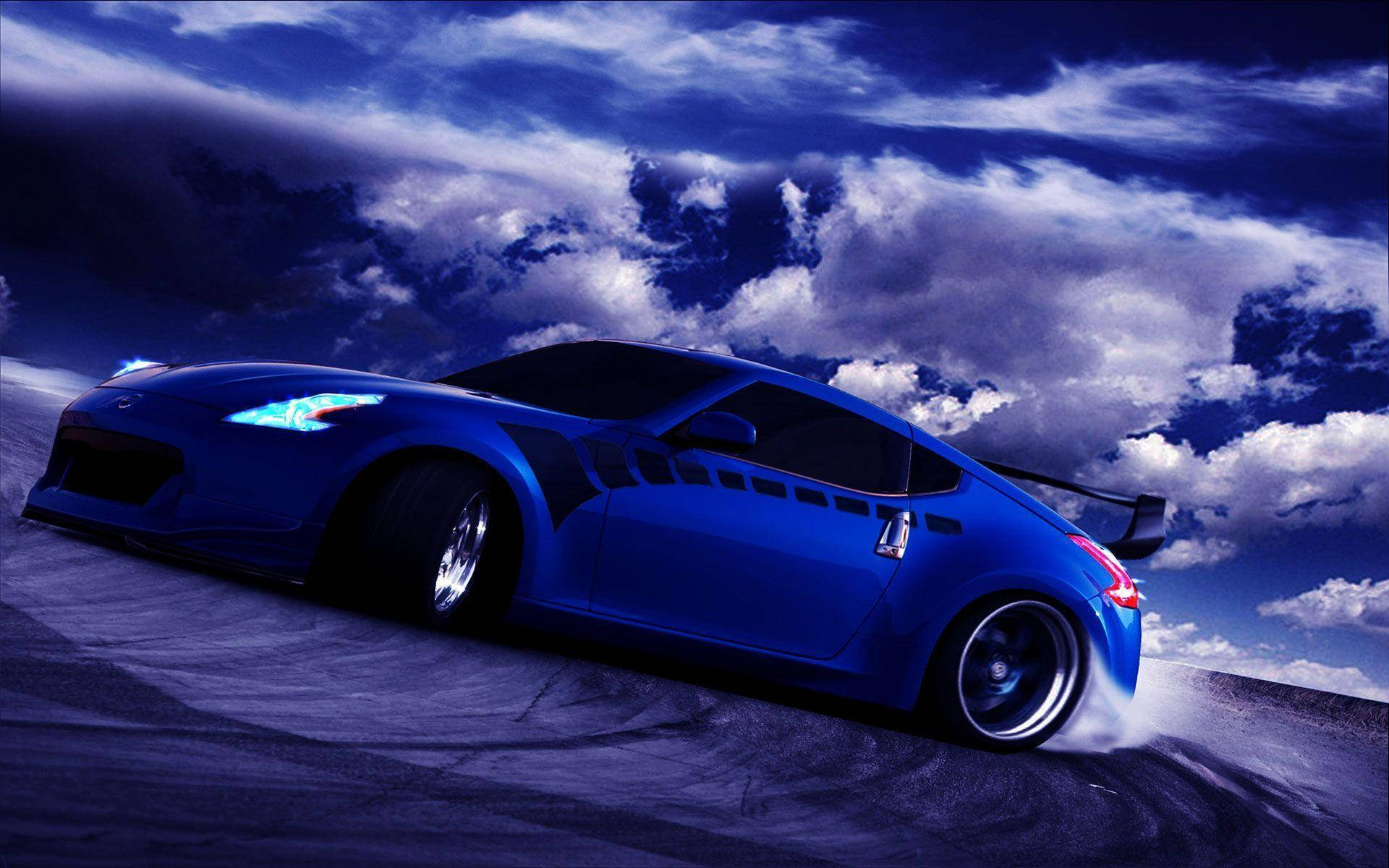 壯觀的 Nissan 350z 屏幕保護程式 壁紙 — 一輛充滿活力的藍色跑車在暴風雨黃昏的天空下，在黑暗的道路上戲劇性地飄移，車頭燈閃閃發光。