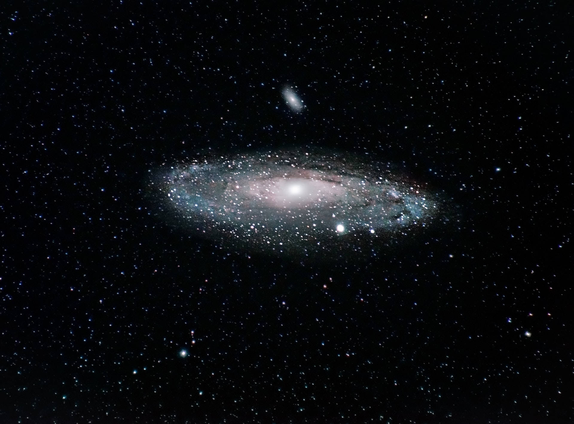 一個在深空中具有明亮核心和星狀旋臂的螺旋星系。