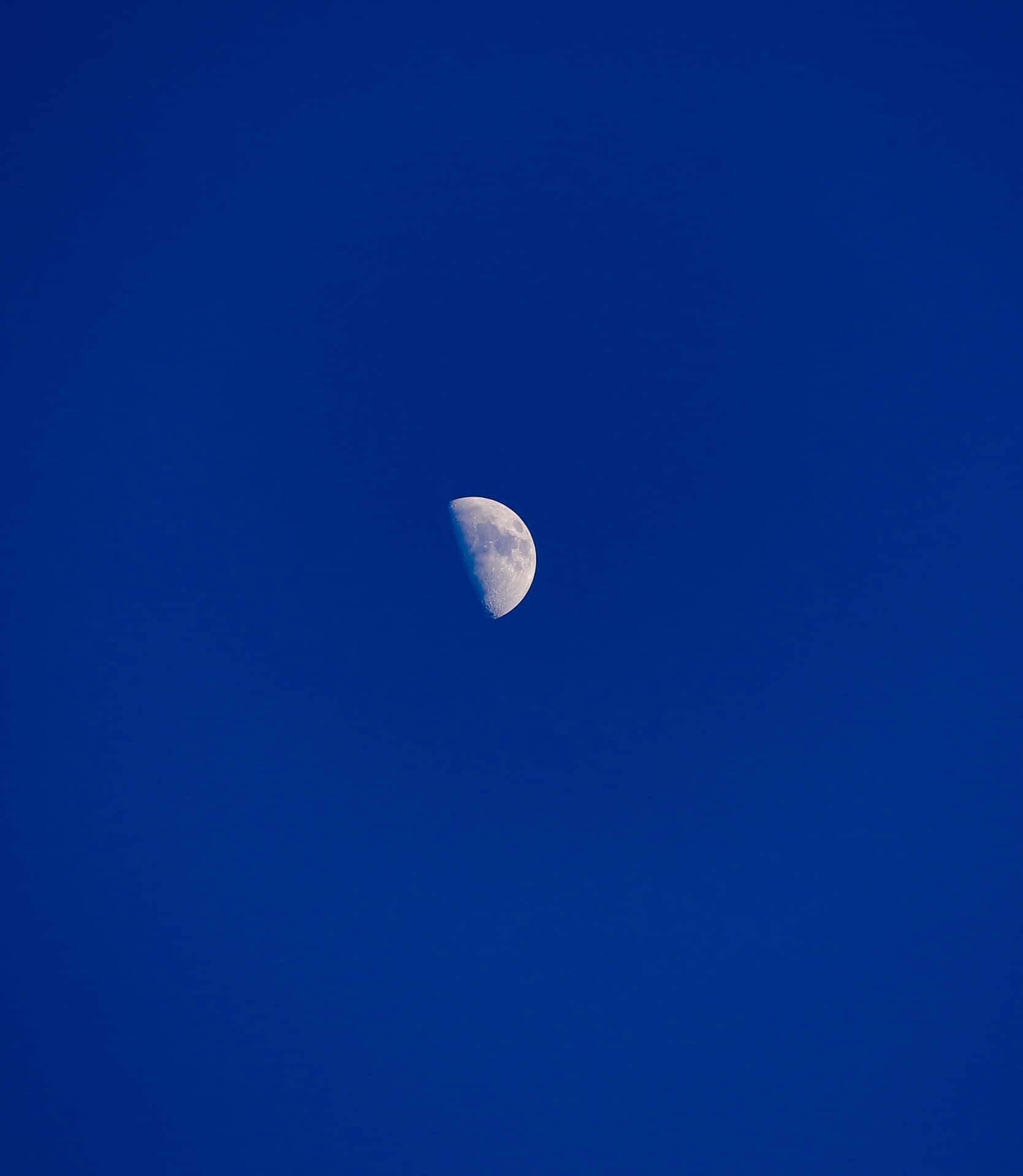 深藍色夜空中的月牙