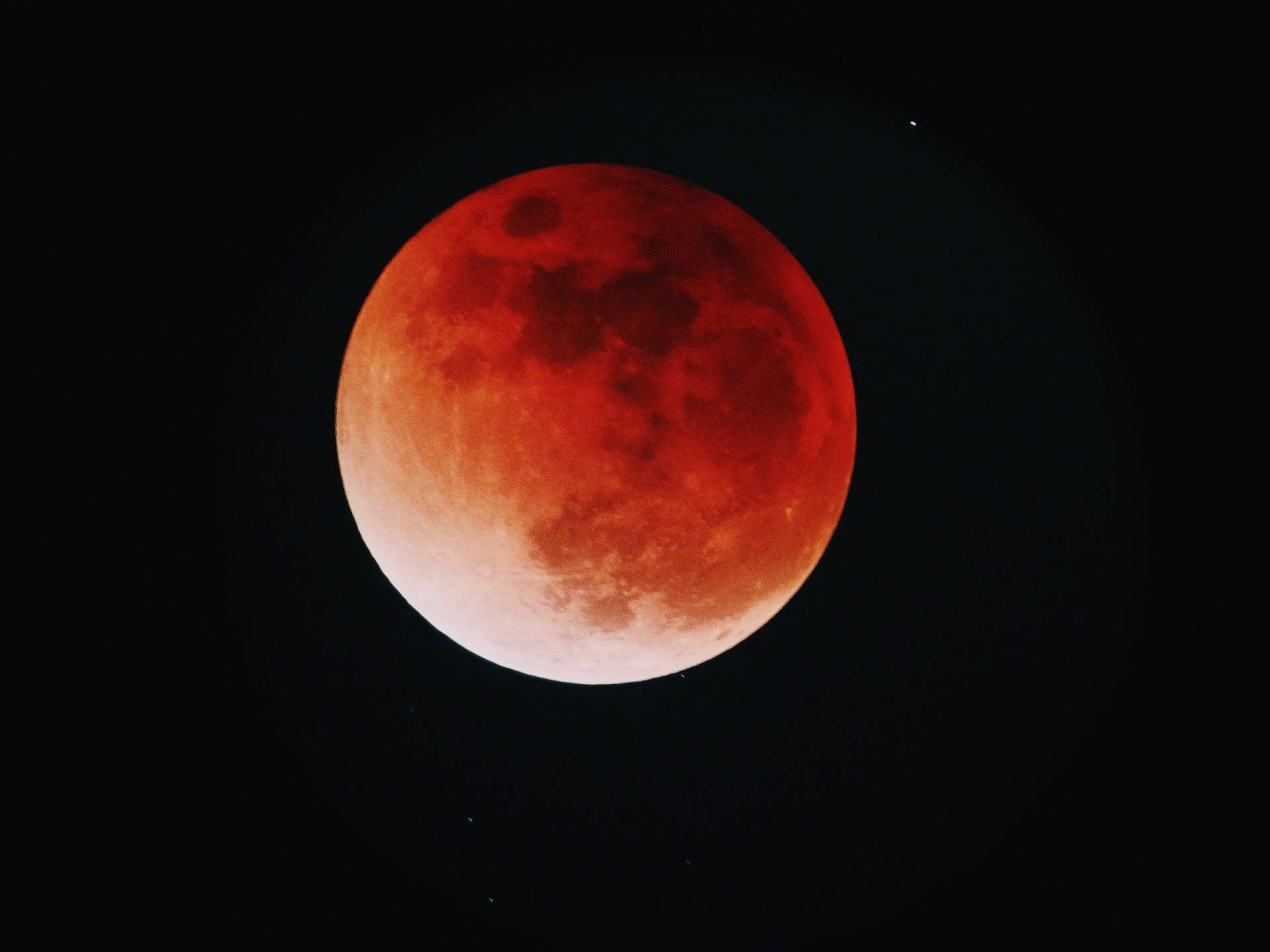 血紅色的月亮在黑暗的夜空中與星星一起發光