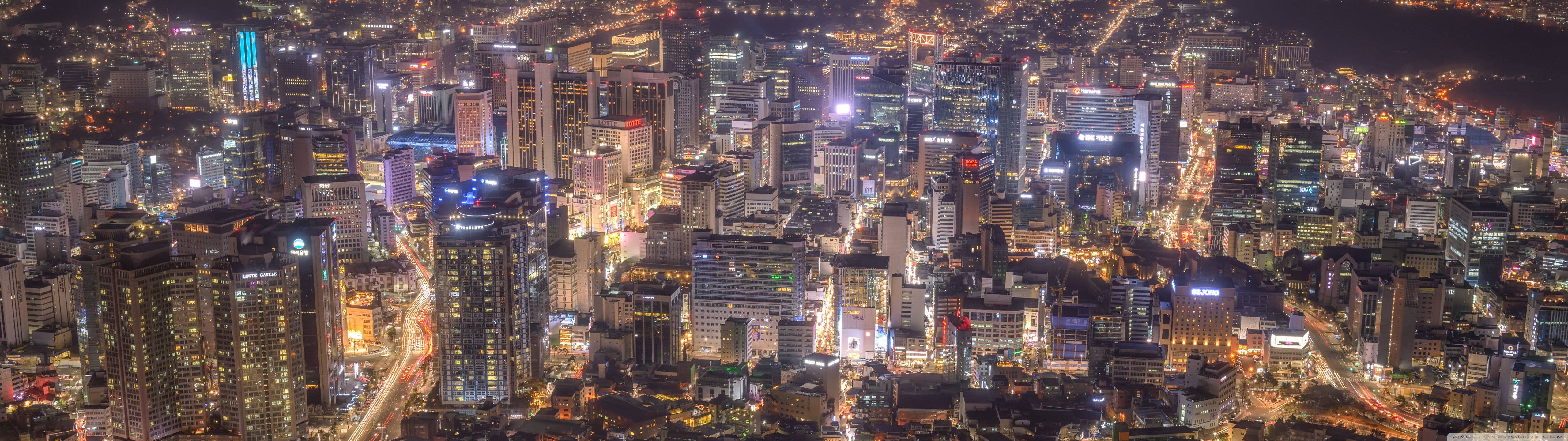密集城市的夜間空中景觀，明亮的燈光和高樓大廈。
