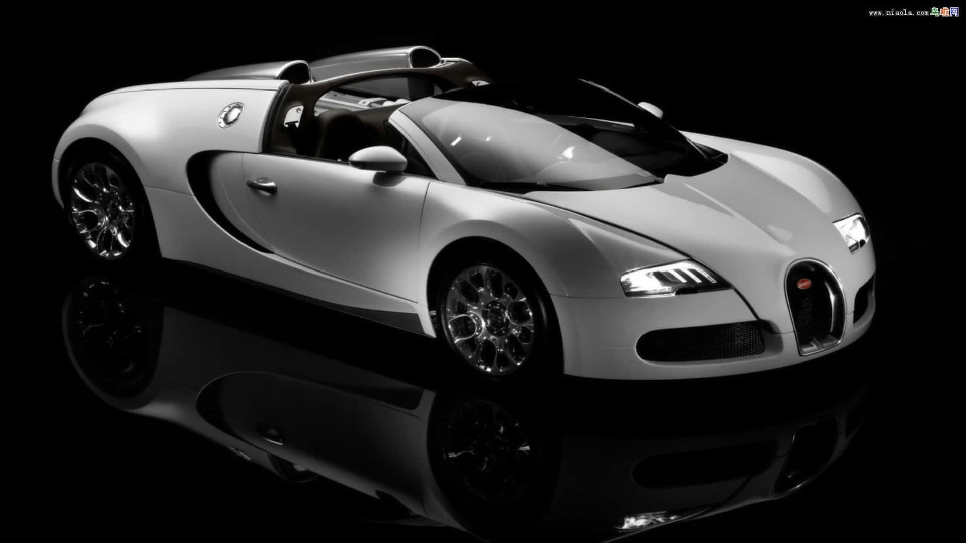 銀色Bugatti Veyron跑車在反光黑色表面上。