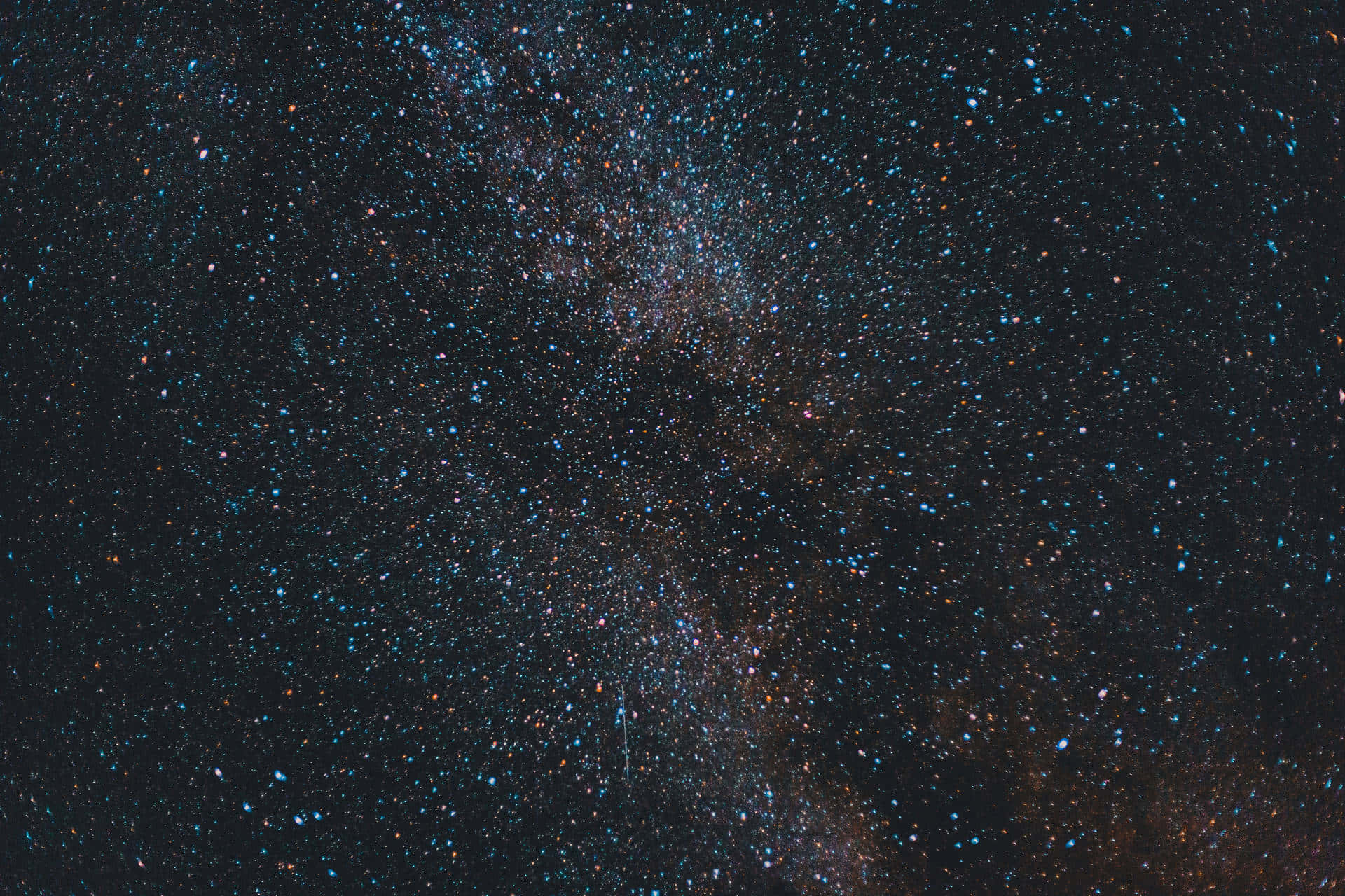 黑暗夜空中的銀河系，帶有藍色和橙色的星星。