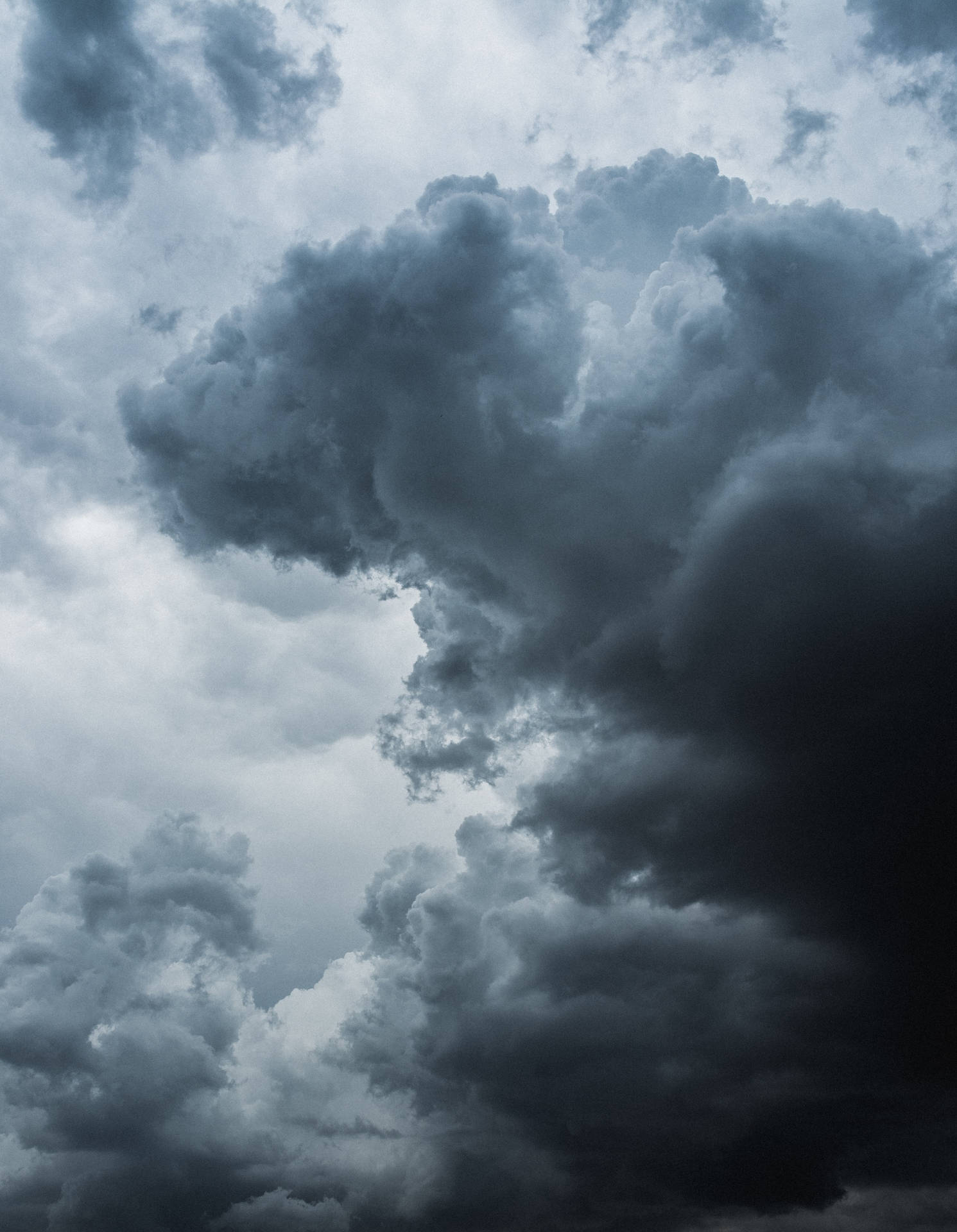 濃密的烏雲在暴風雨的灰色天空中旋轉。