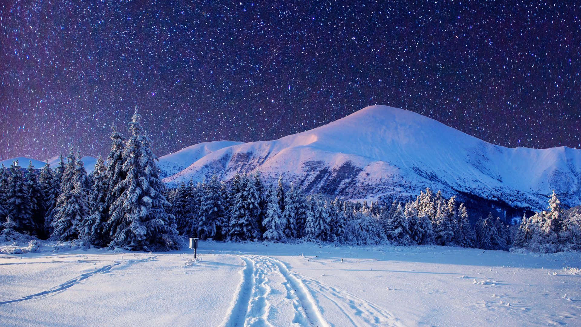 星空下白雪覆蓋的山峰，雪地中的足跡。