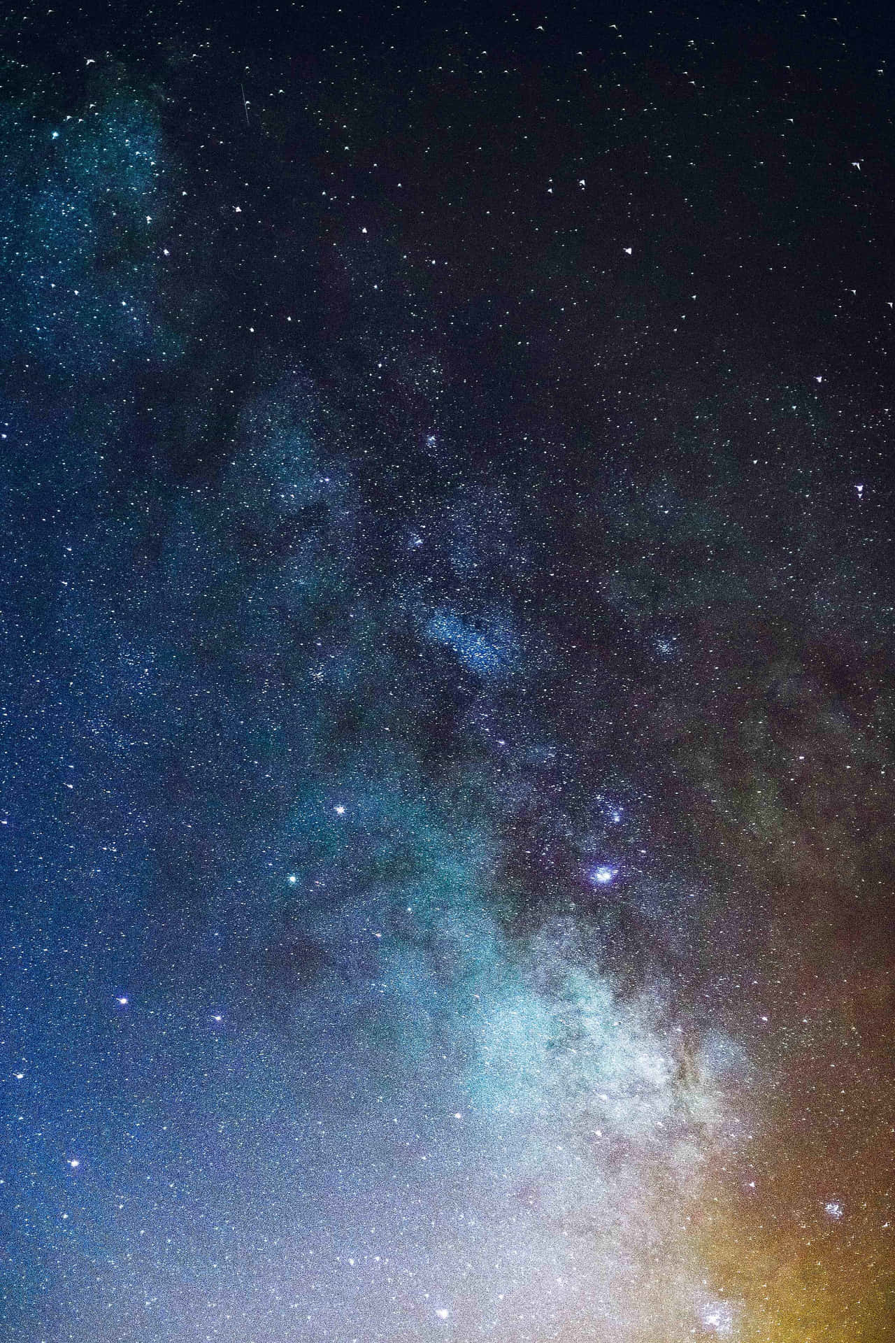 黑暗夜空中的銀河系，帶有星星和宇宙塵埃