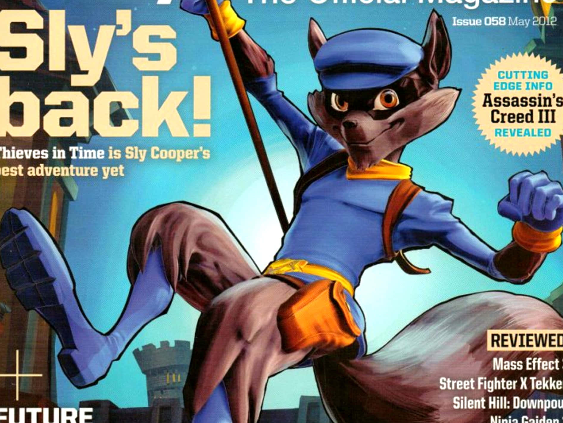 Sly Cooper 狐狸穿著藍色服裝和帽子，在明亮的藍天下動態跳躍，帶有雜誌文字疊加。