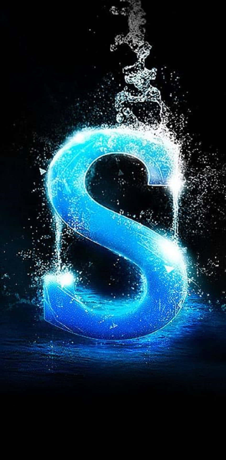 壯麗日落灑落寧靜海面 壁紙 — 一個發光的藍色字母S從水中浮現，帶有水花，背景為深色。
