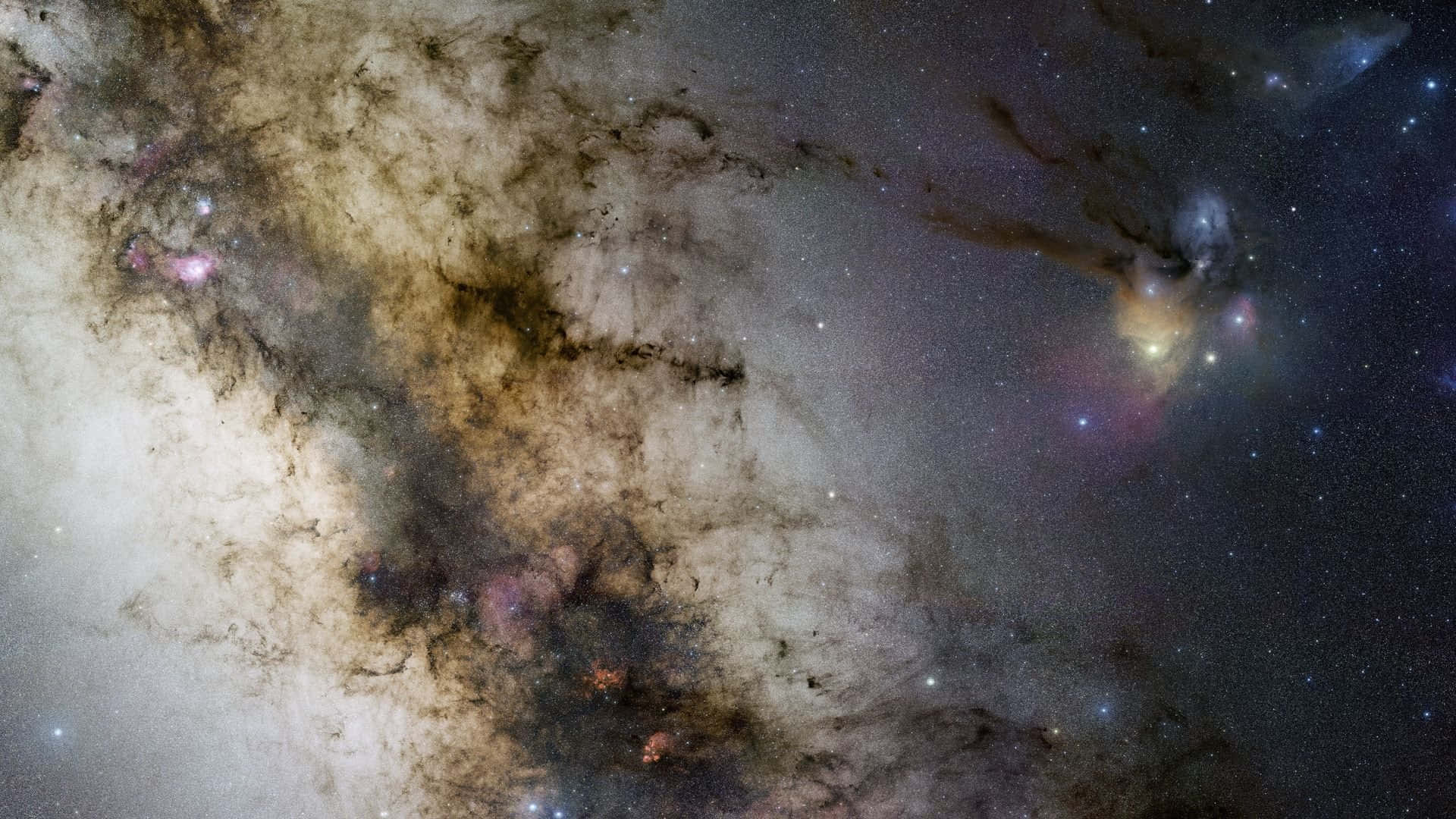 壯麗深空探索快照 壁紙 — 宇宙星雲在星場背景下，塵雲與發光的粉橙色氣體旋轉翻騰。