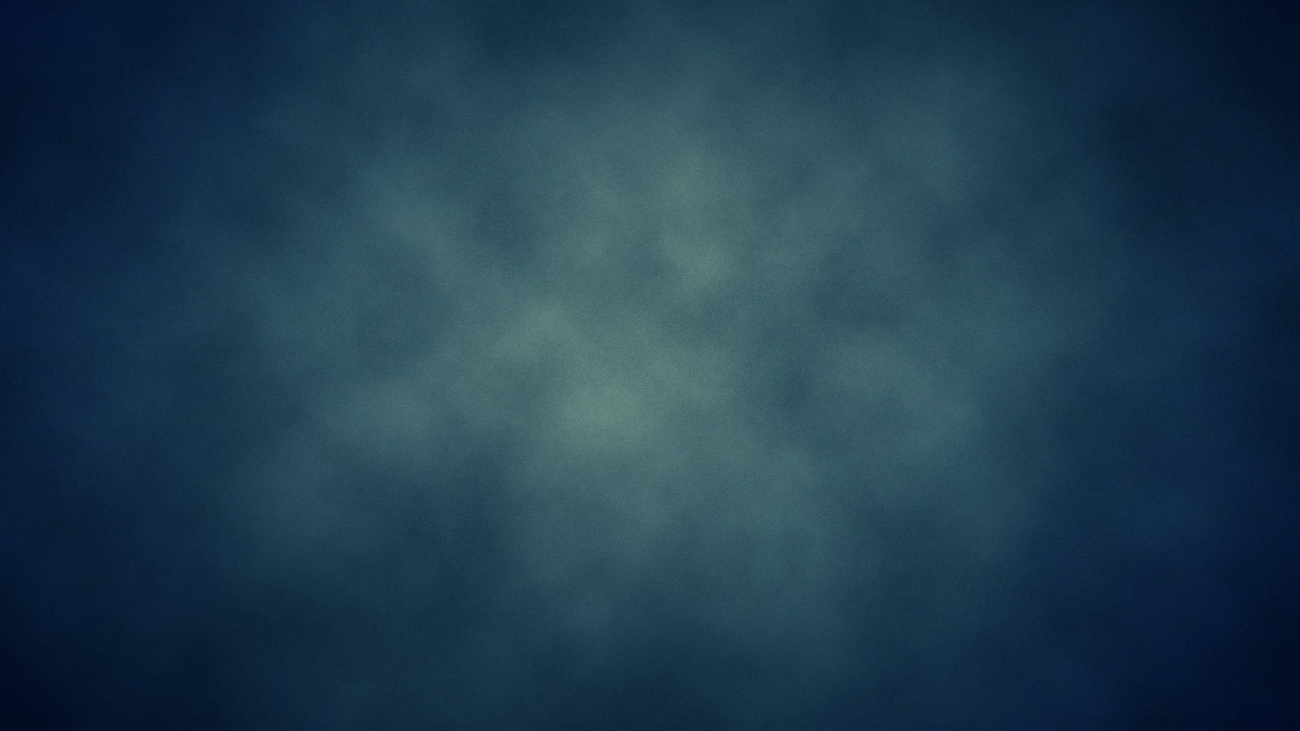 壯麗深藍海洋景觀 壁紙 — 一個充滿氛圍的抽象背景，呈現深藍色和藍綠色煙霧旋轉，帶有柔和漸變燈光。