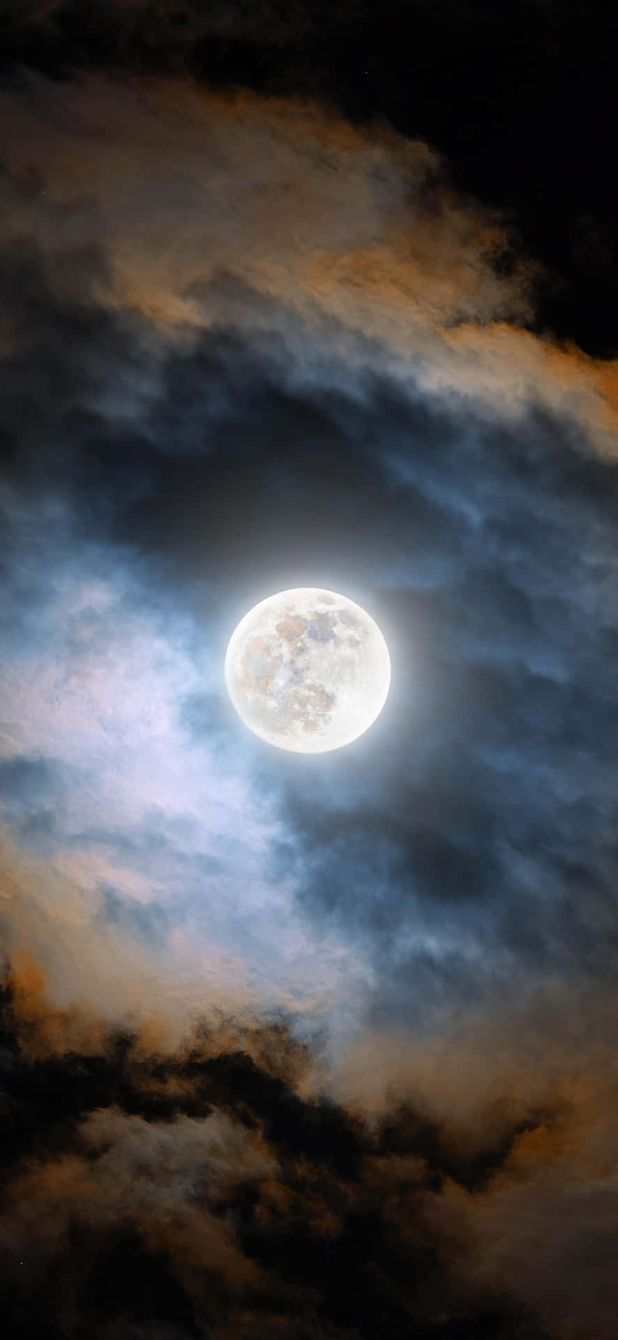 壯麗滿月夜空 壁紙 — 一輪明亮的滿月穿過旋轉的深色和金色雲層，在戲劇性的夜空中發光。