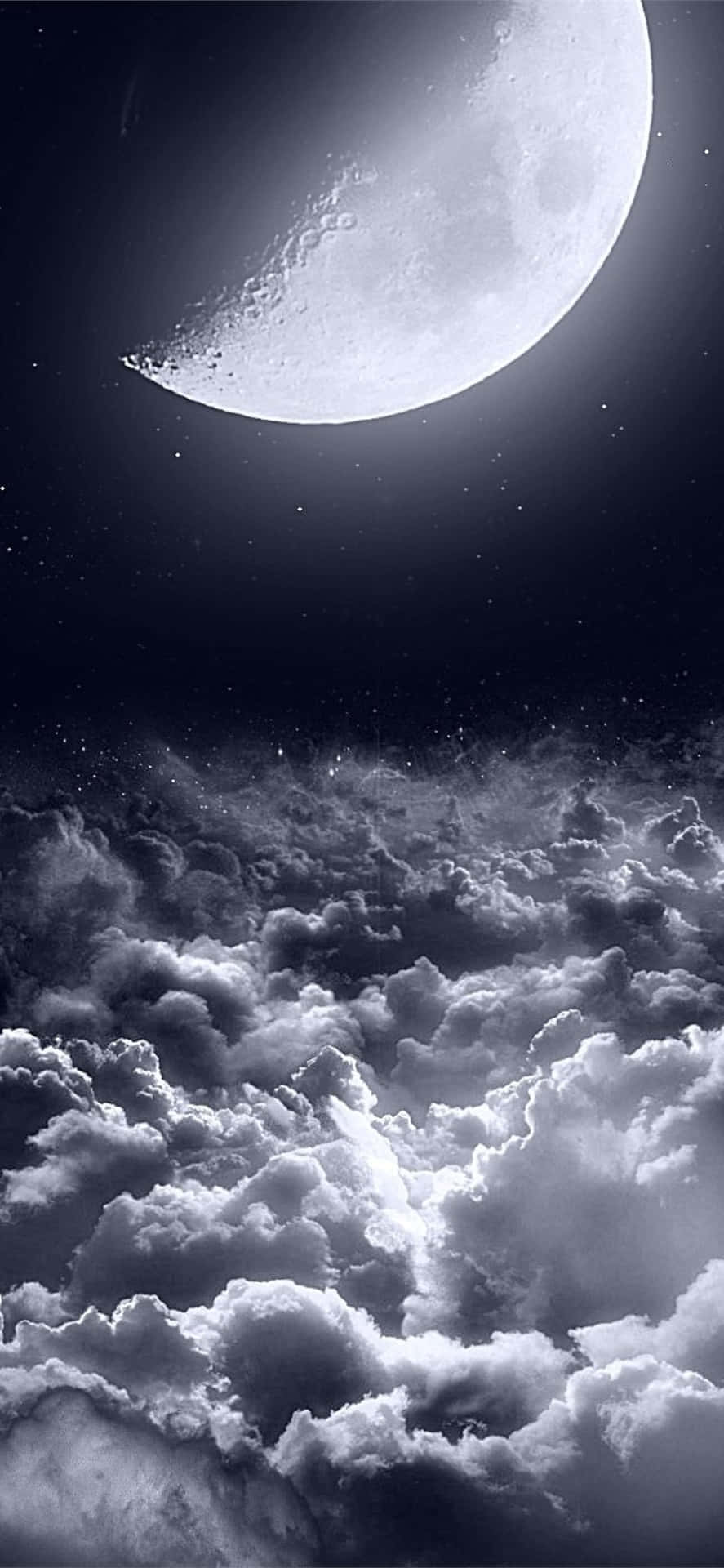 壯麗滿月夜空 壁紙 — 一輪明亮的彎月懸掛在繁星點點的夜空下，下方是波濤洶湧、紋理豐富的雲海。